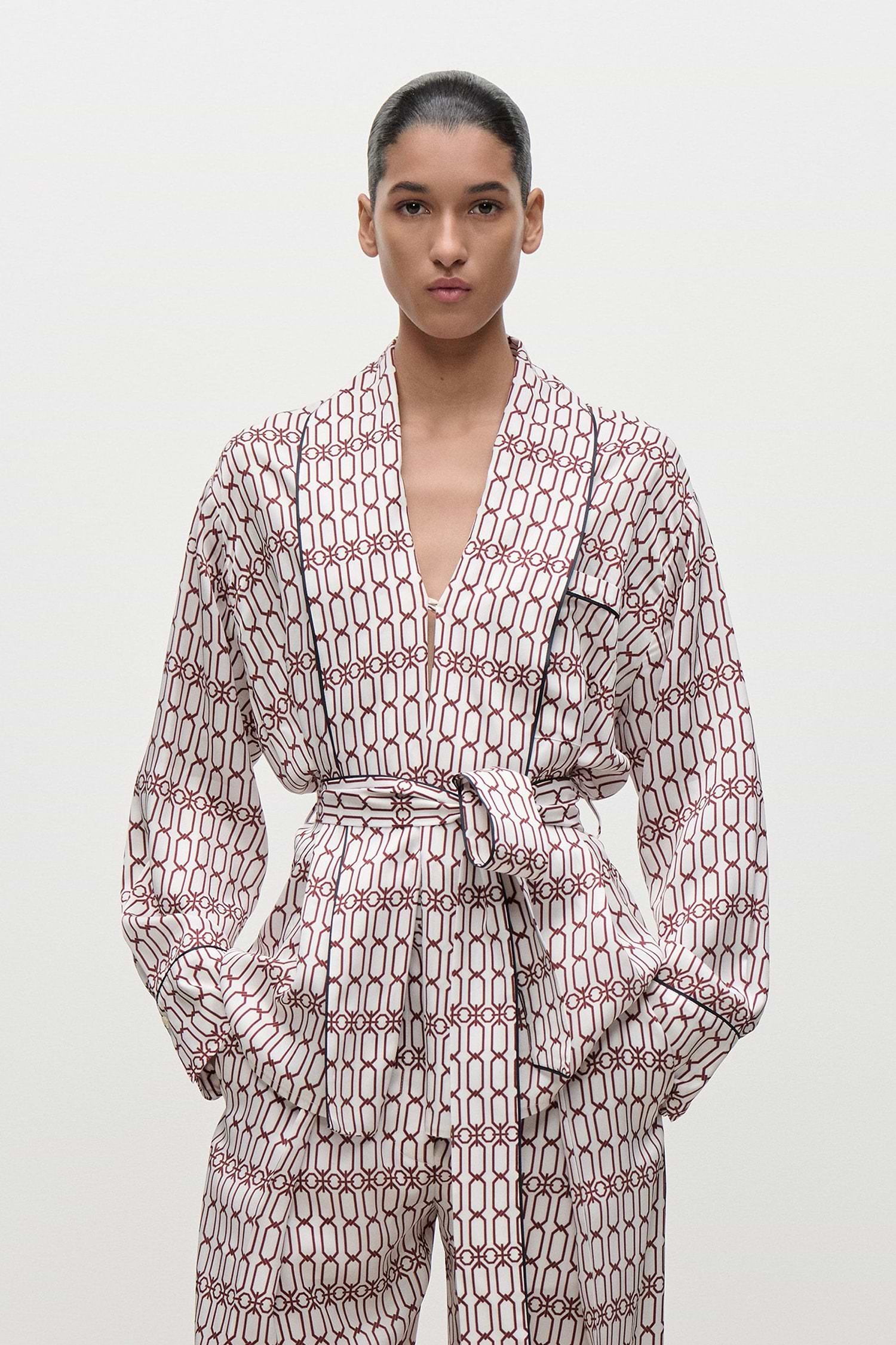 Alba Blouse In White Burgundy Chain Print