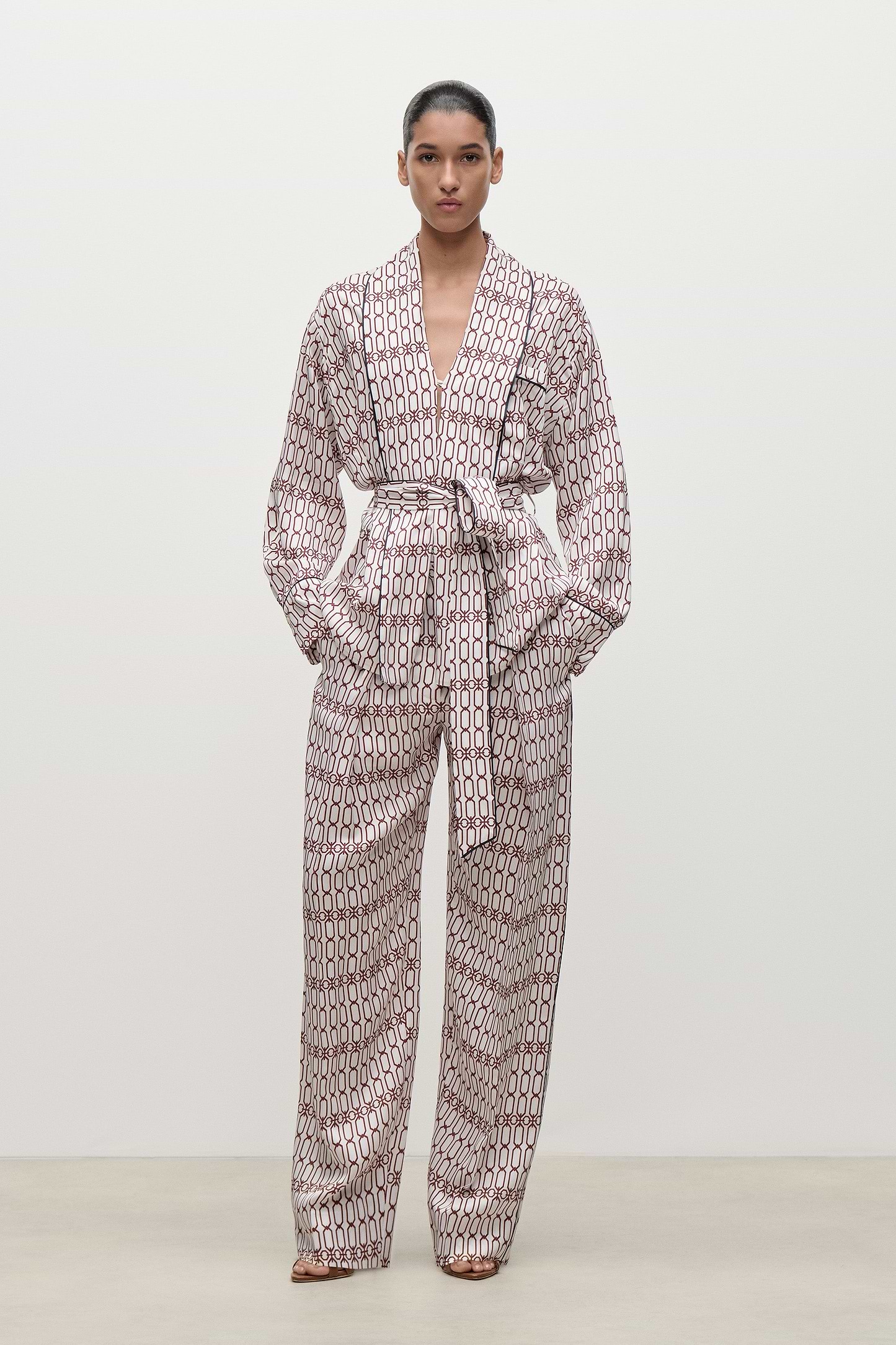 Alba Blouse In White Burgundy Chain Print