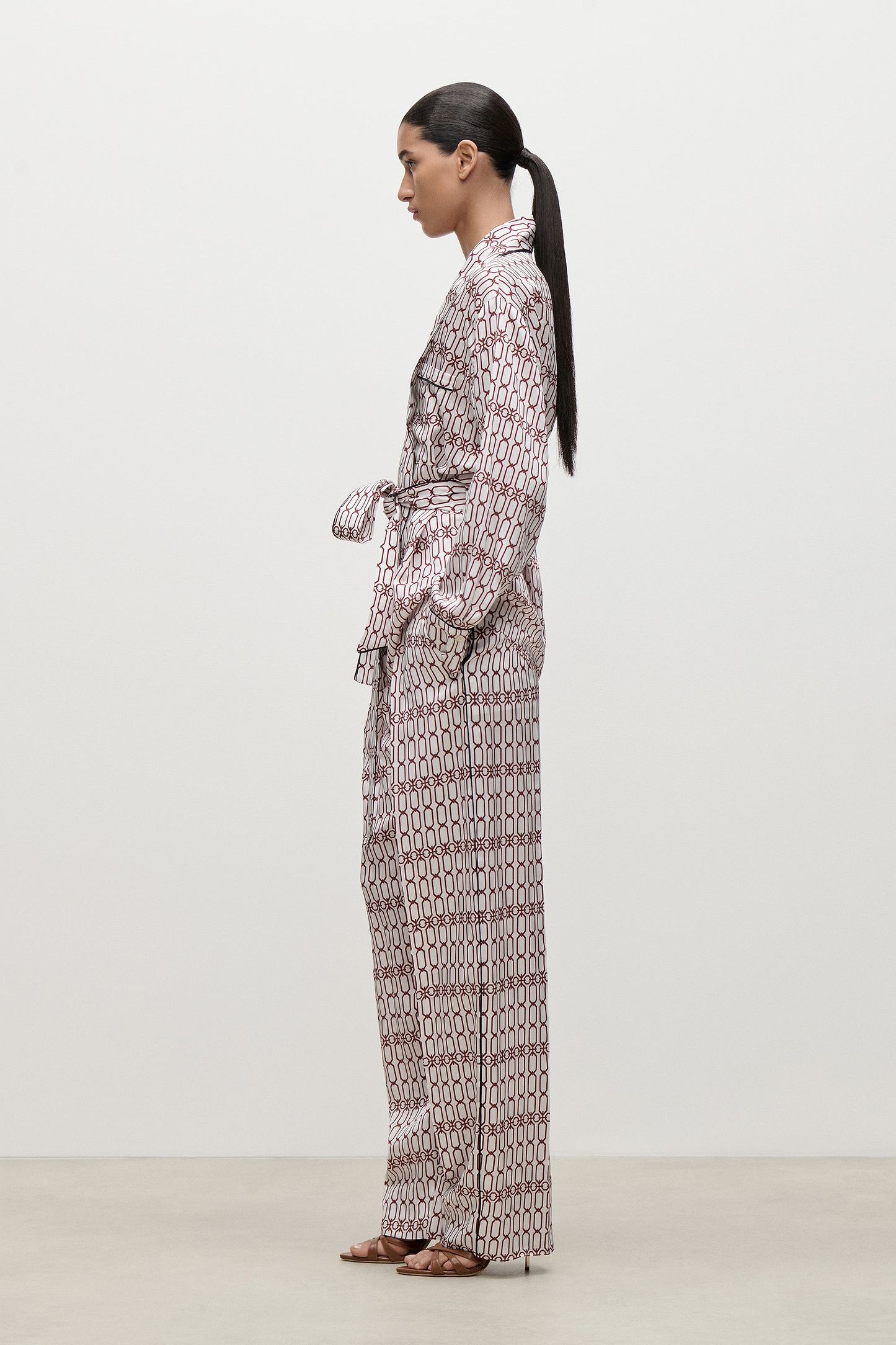 Cecilia Trouser In White Burgundy Chain Print