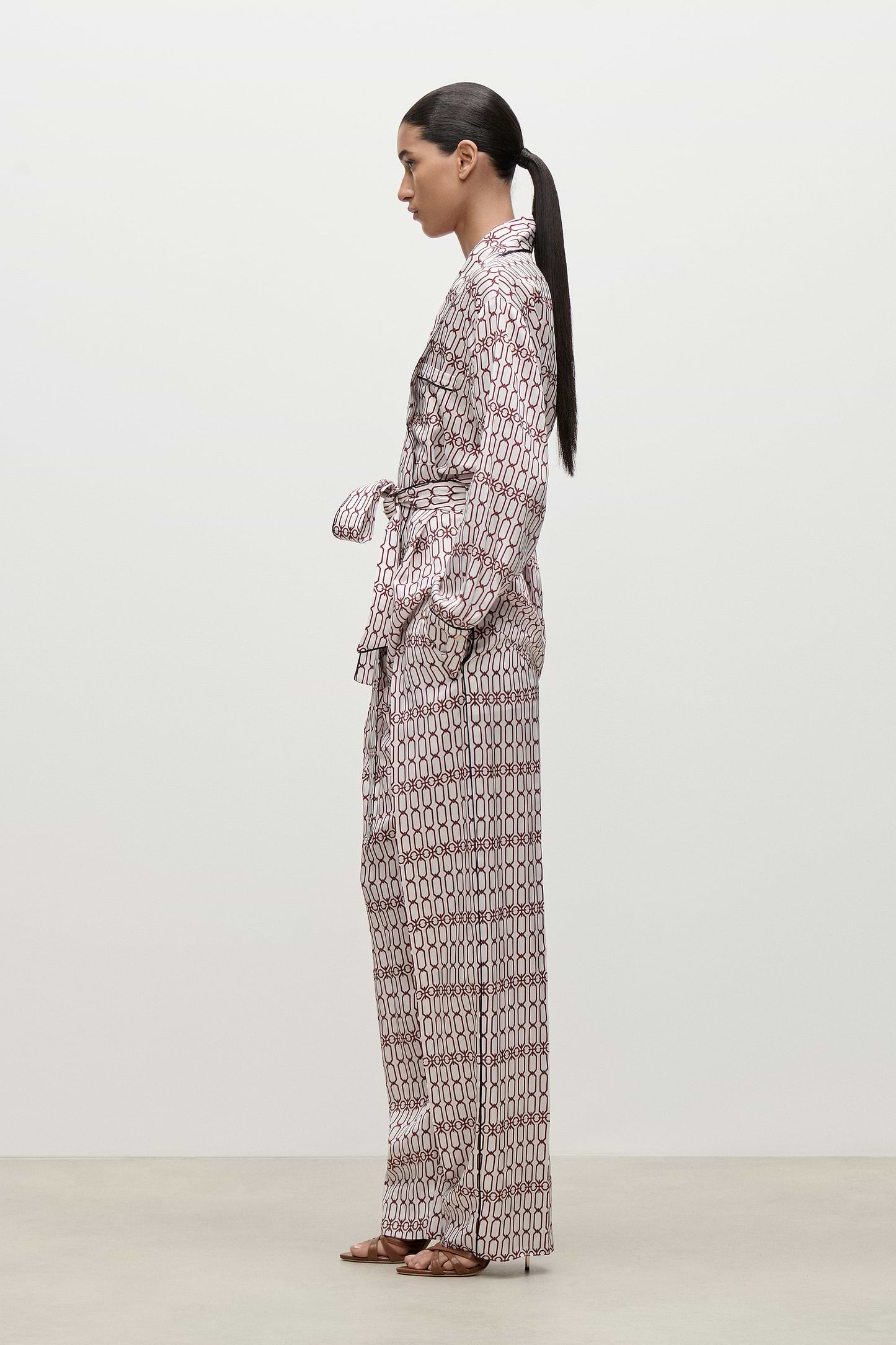 Cecilia Trouser In White Burgundy Chain Print