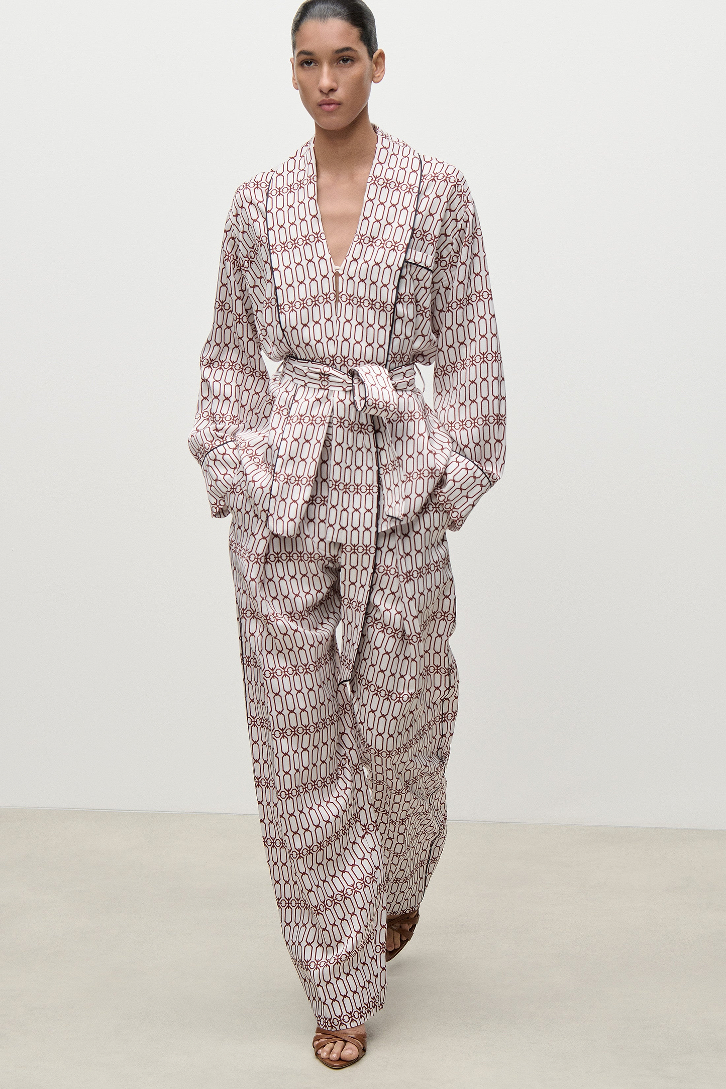 Cecilia Trouser In White Burgundy Chain Print
