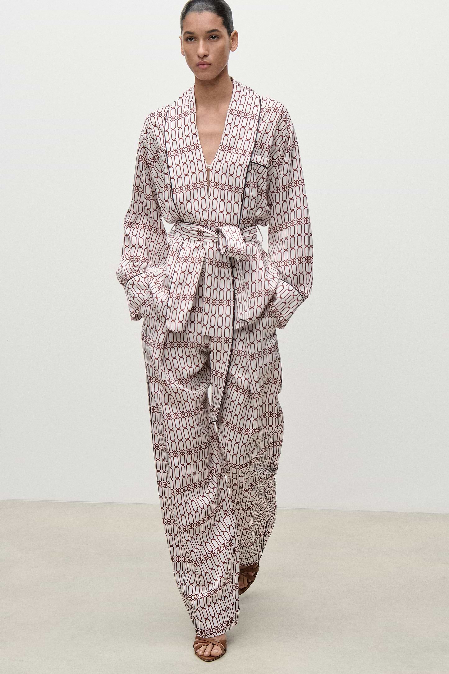 Cecilia Trouser In White Burgundy Chain Print