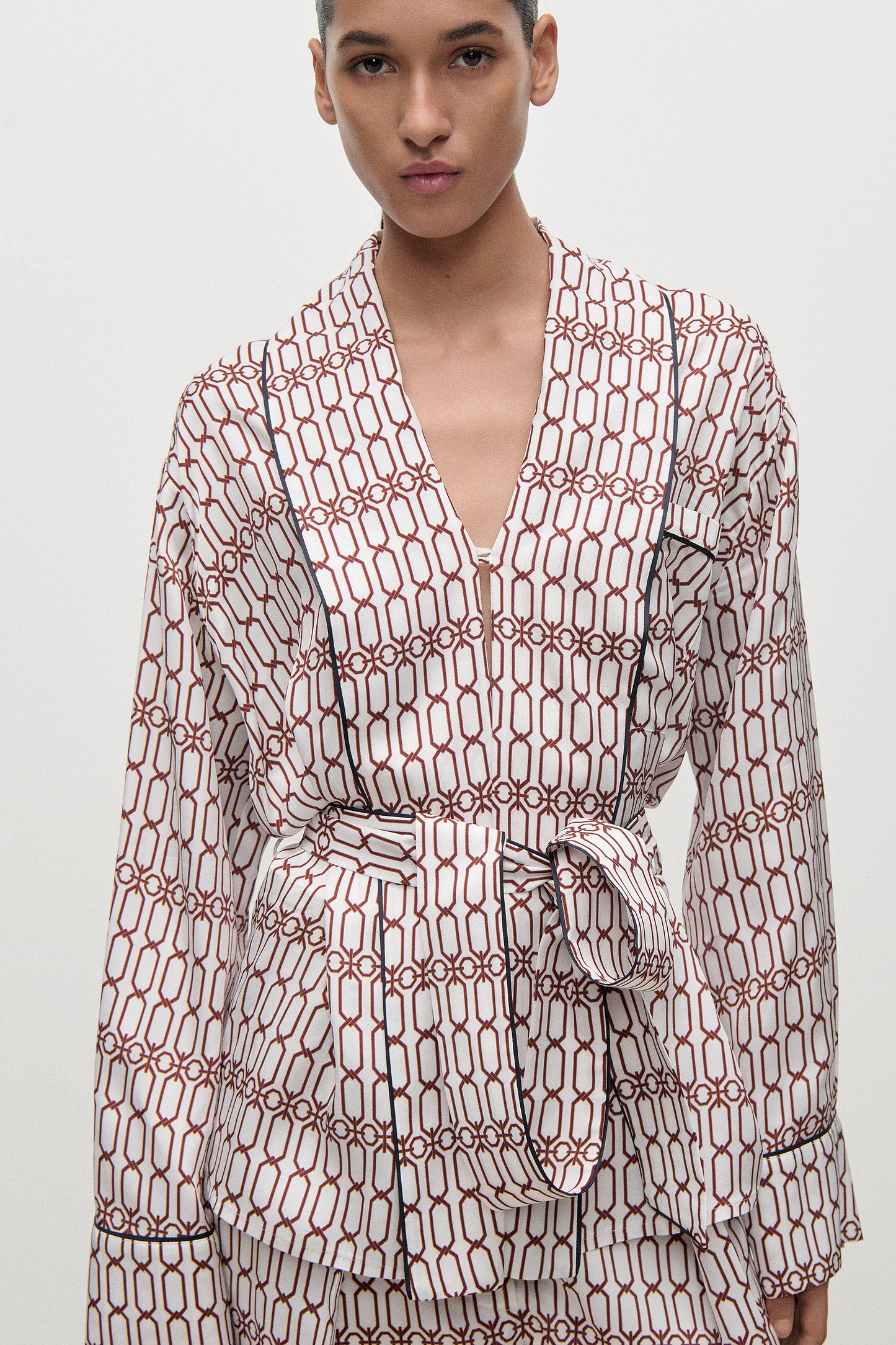 Alba Blouse In White Burgundy Chain Print