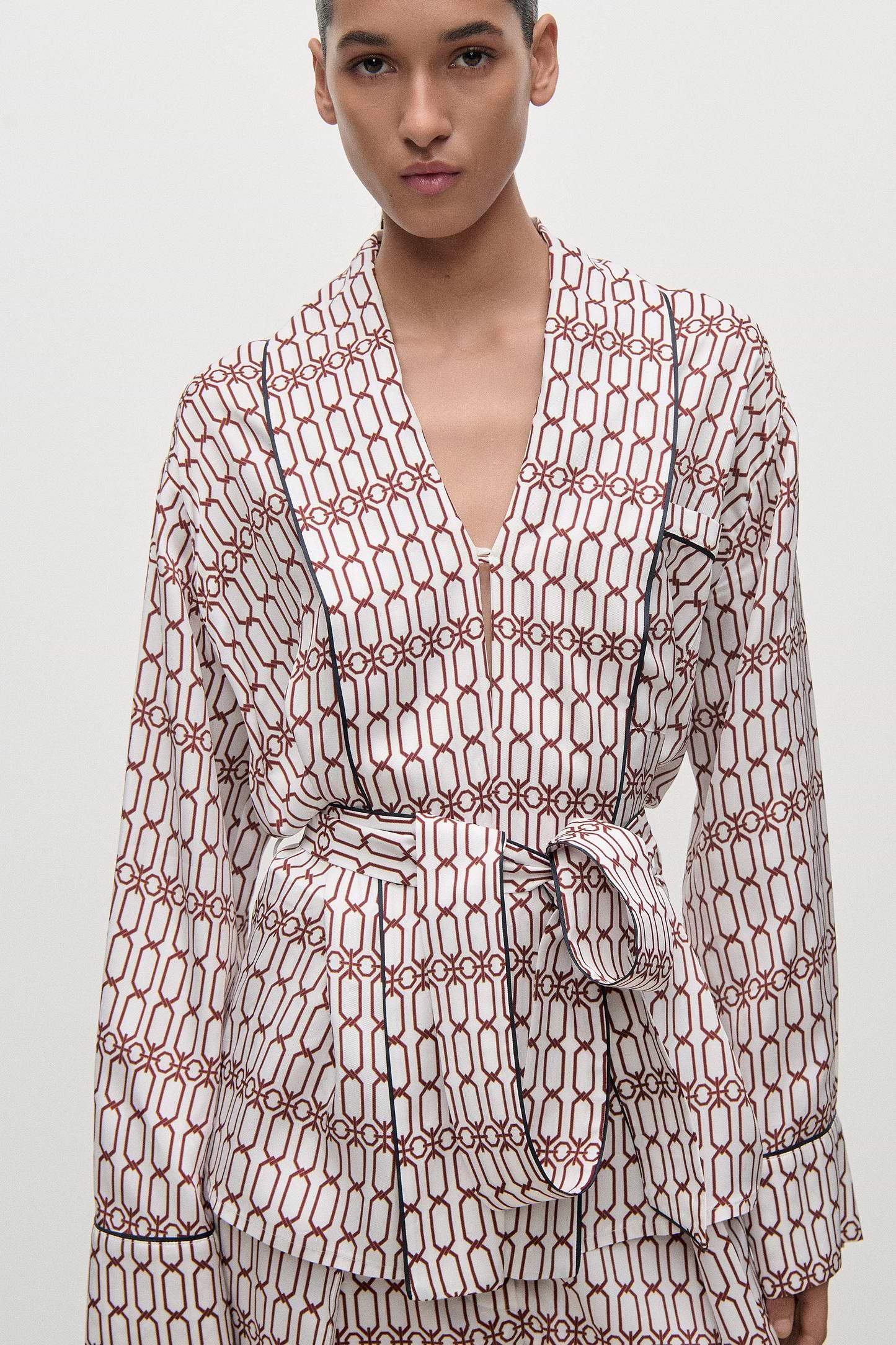 Alba Blouse In White Burgundy Chain Print