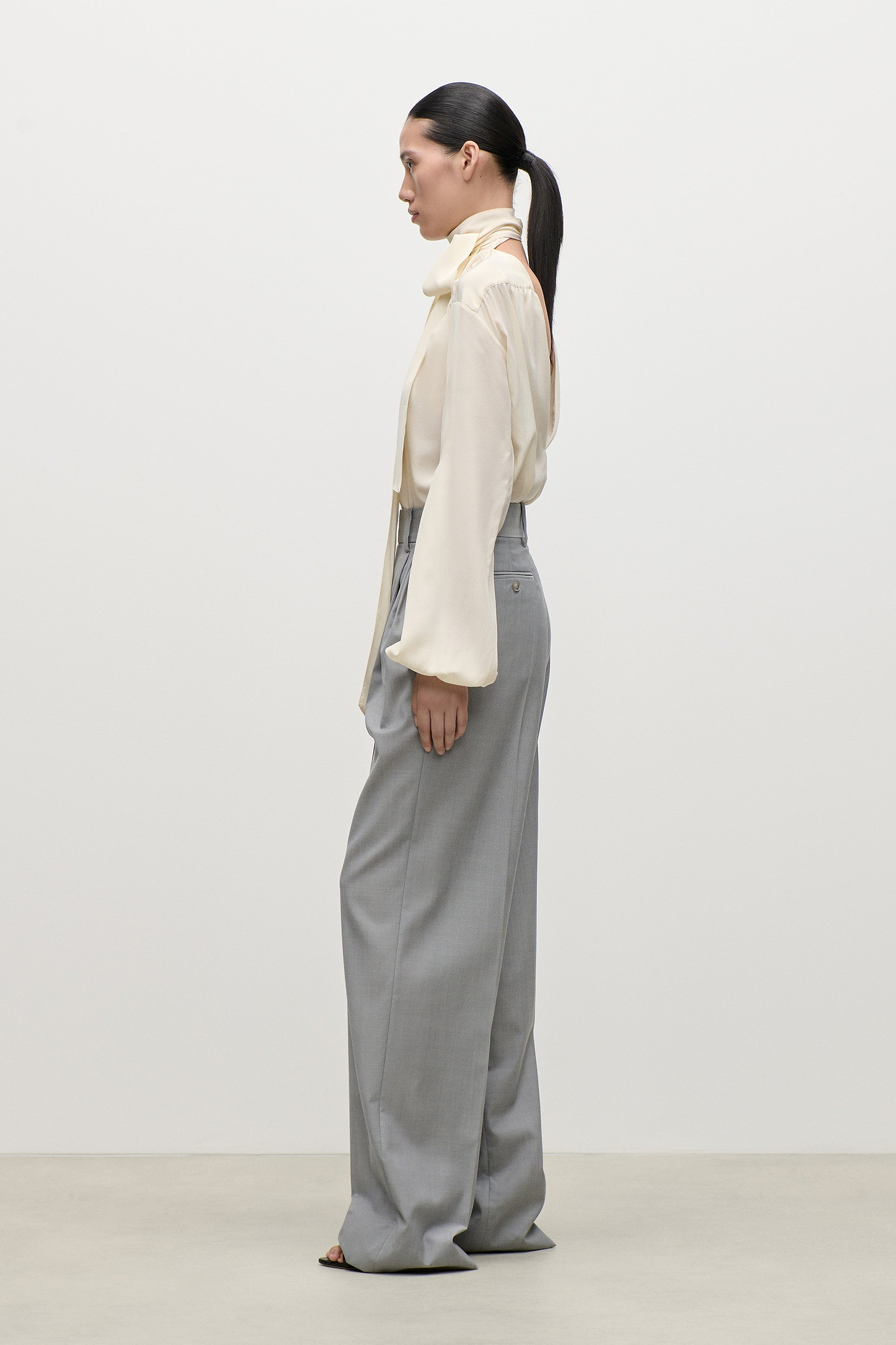 Pleated Trouser In Light Grey