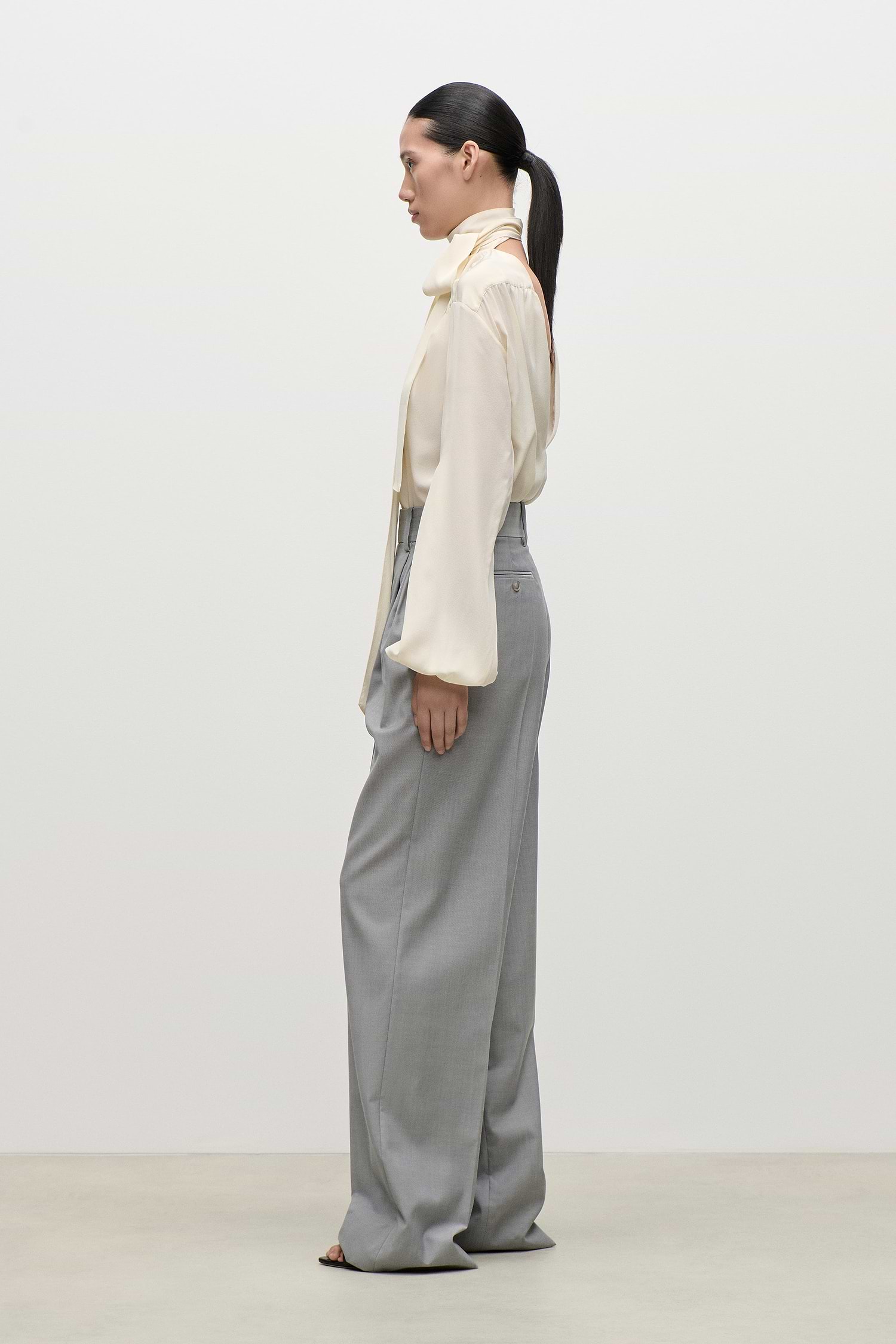 Pleated Trouser In Light Grey
