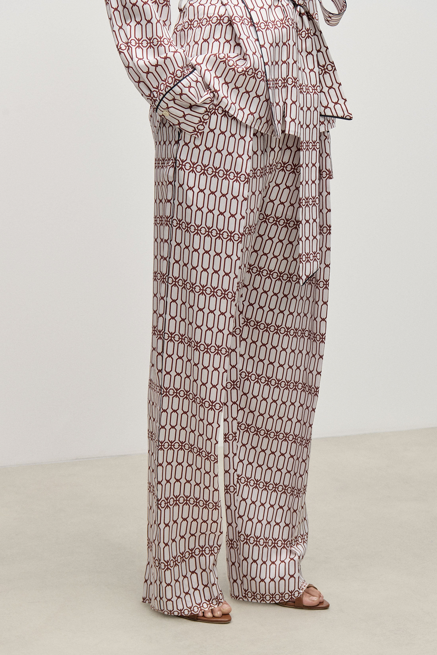 Cecilia Trouser In White Burgundy Chain Print