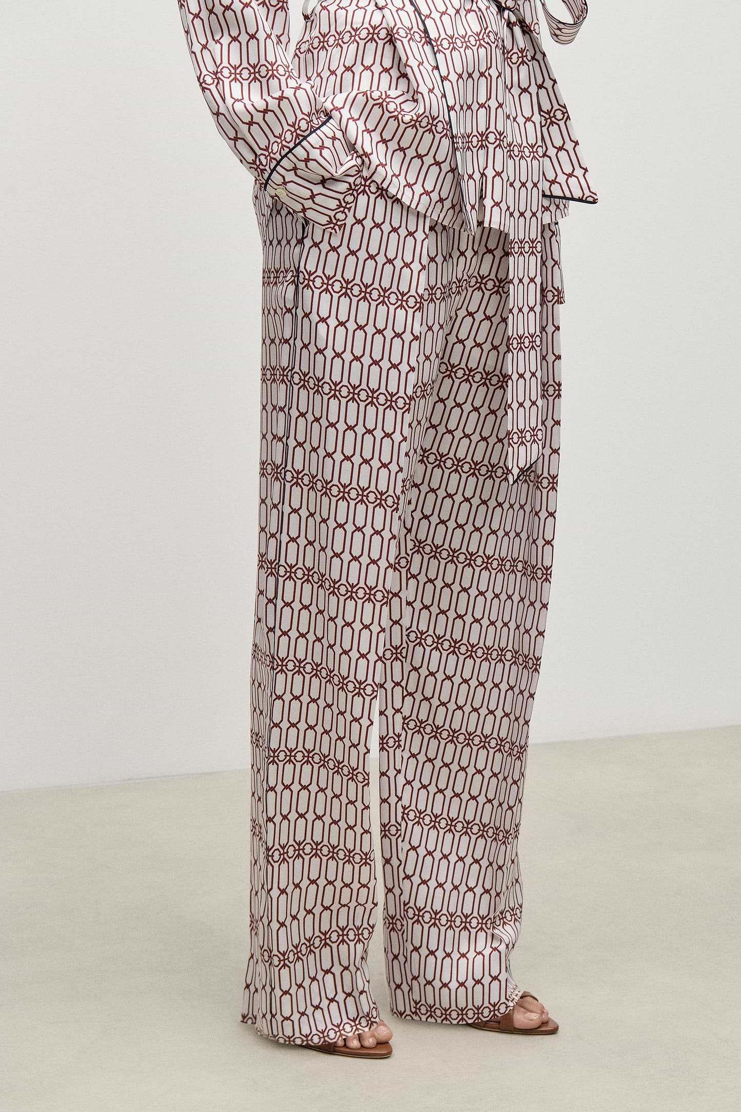Cecilia Trouser In White Burgundy Chain Print