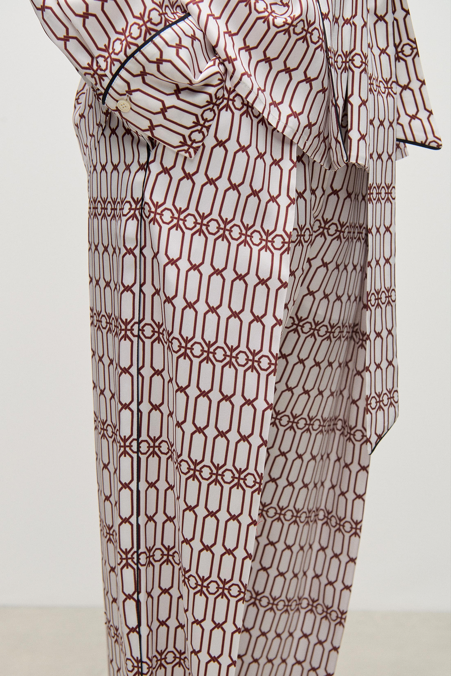 Cecilia Trouser In White Burgundy Chain Print