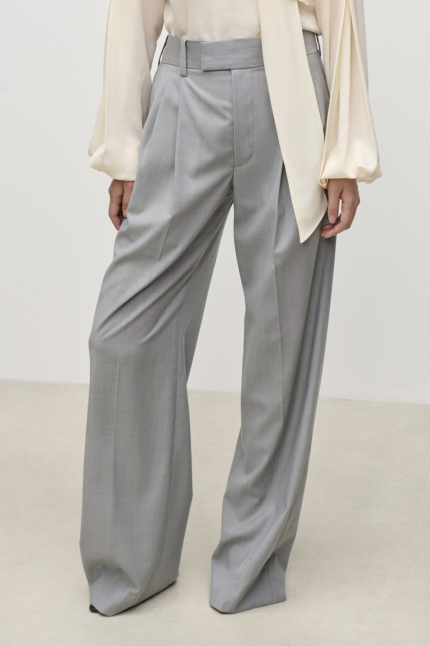 Pleated Trouser In Light Grey