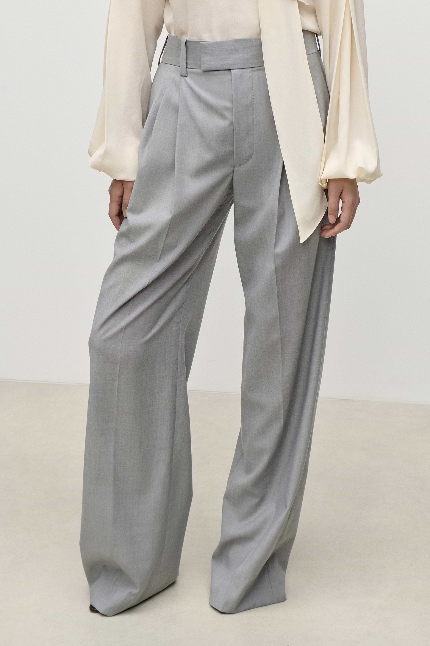 Pleated Trouser In Light Grey