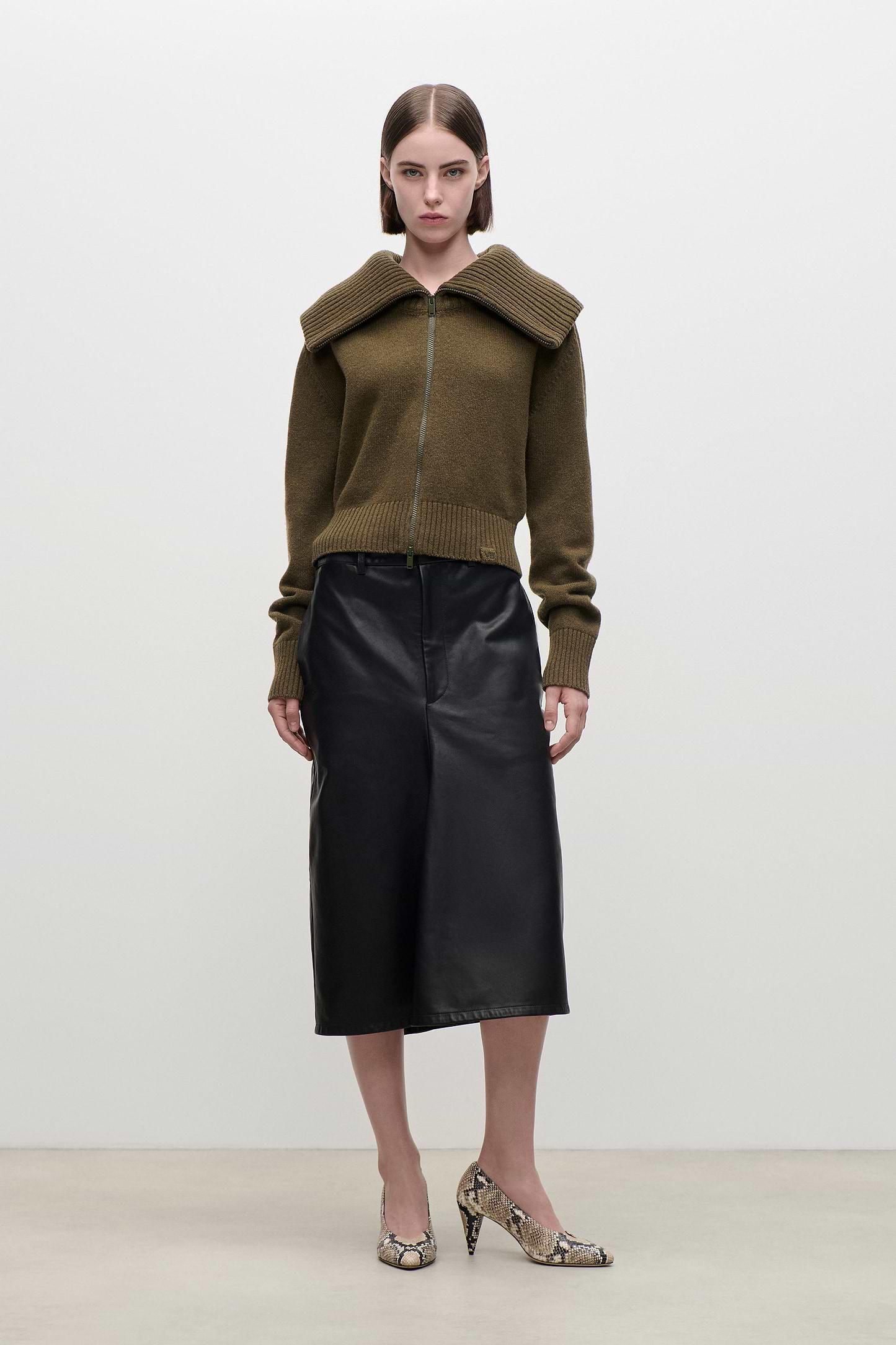 Wide Collar Zip Jumper In Green