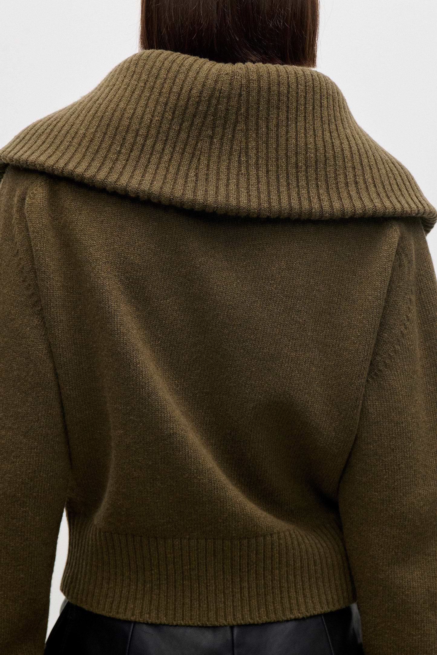Wide Collar Zip Jumper In Green