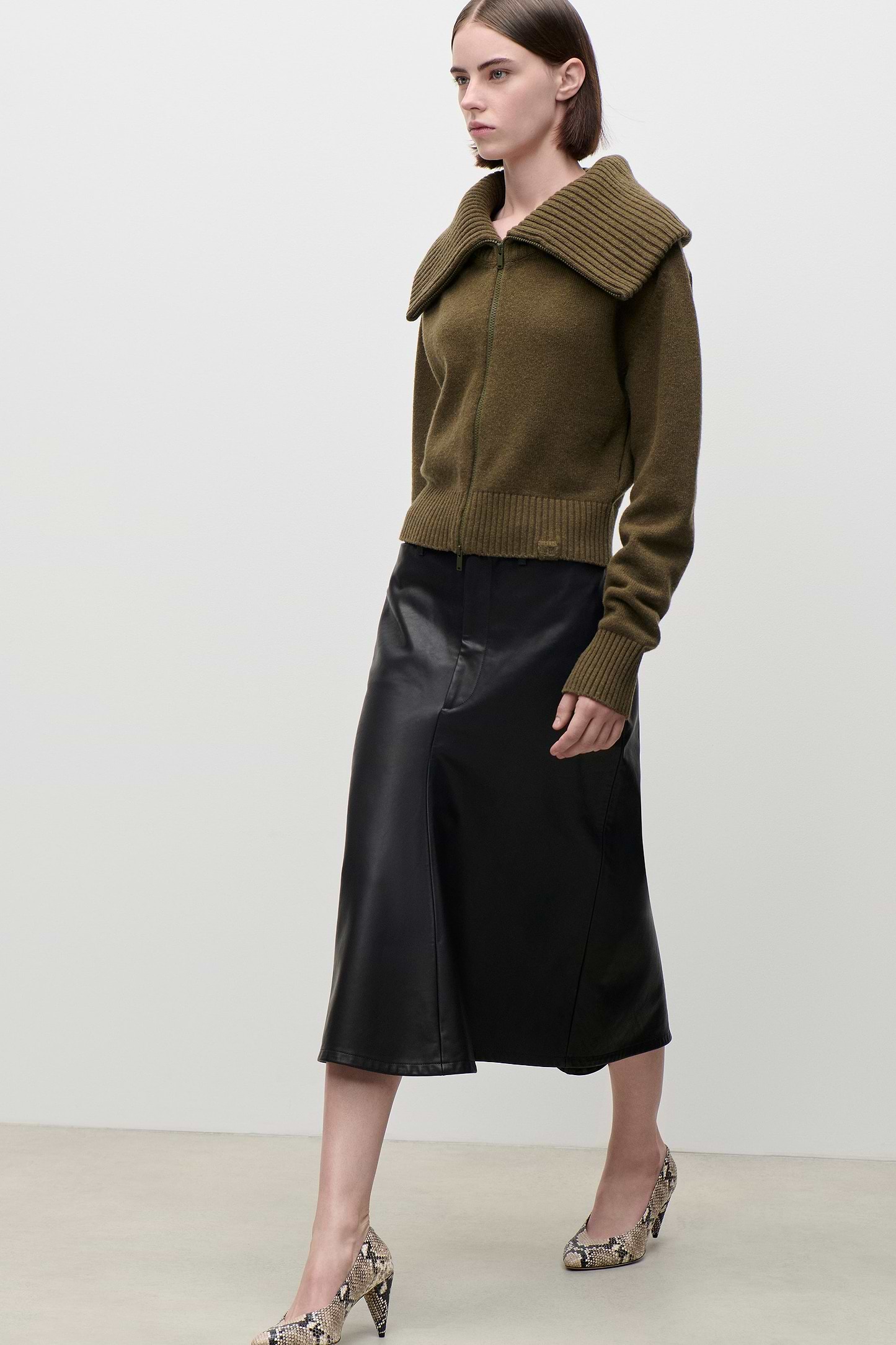 Wide Collar Zip Jumper In Green