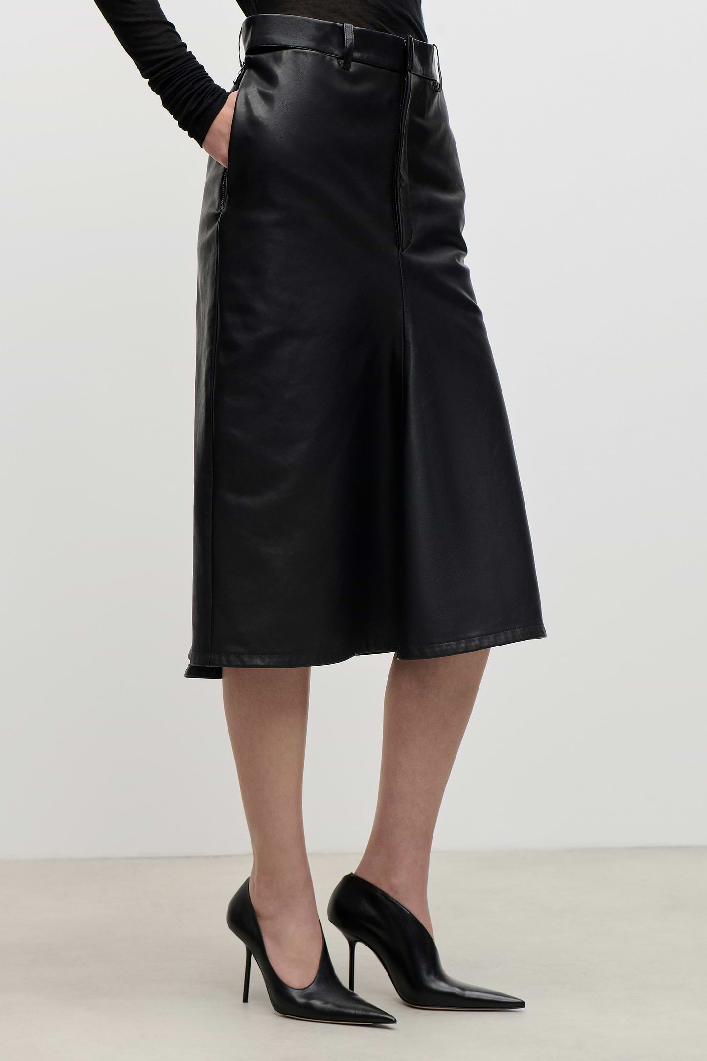 Kick Detail Leather Skirt In Black