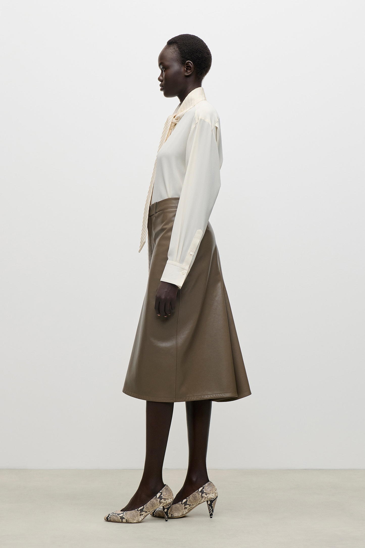 Kick Detail Leather Skirt In Brown
