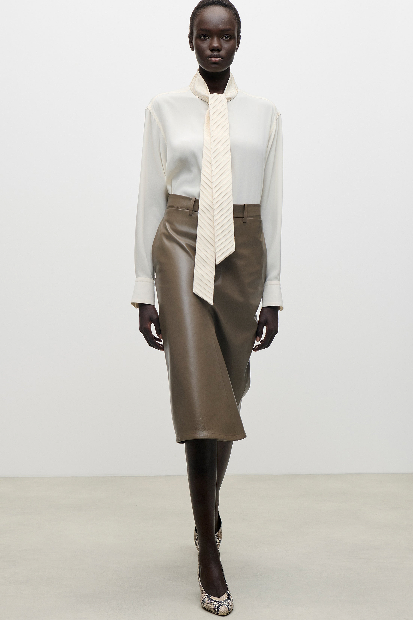Kick Detail Leather Skirt In Brown