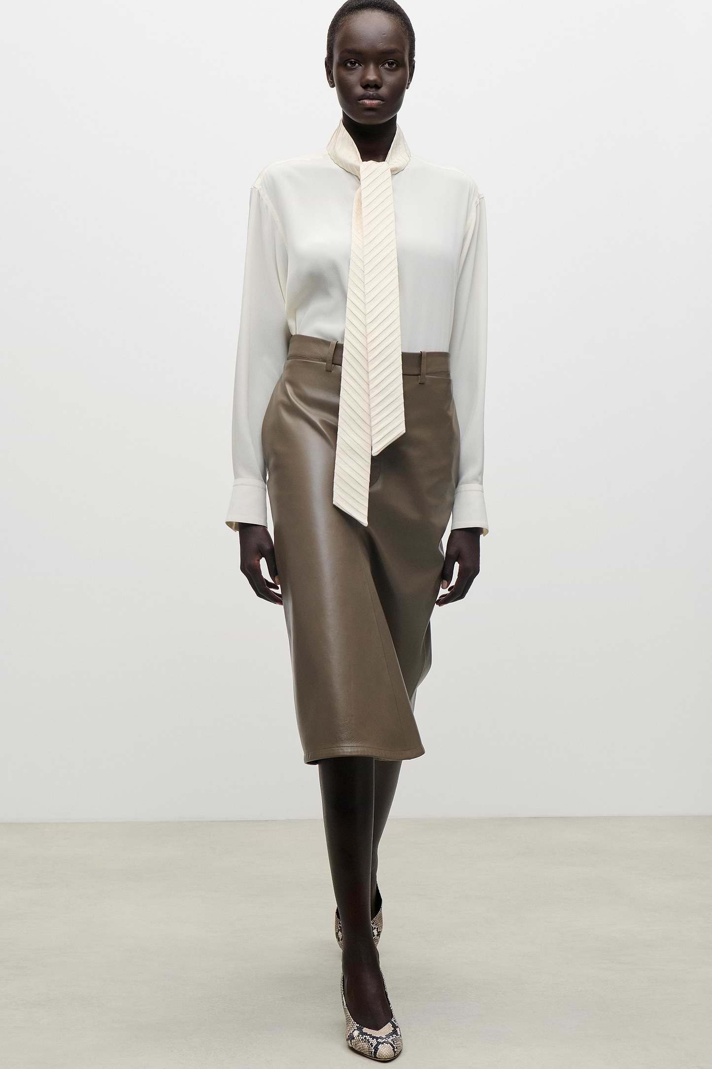Kick Detail Leather Skirt In Brown