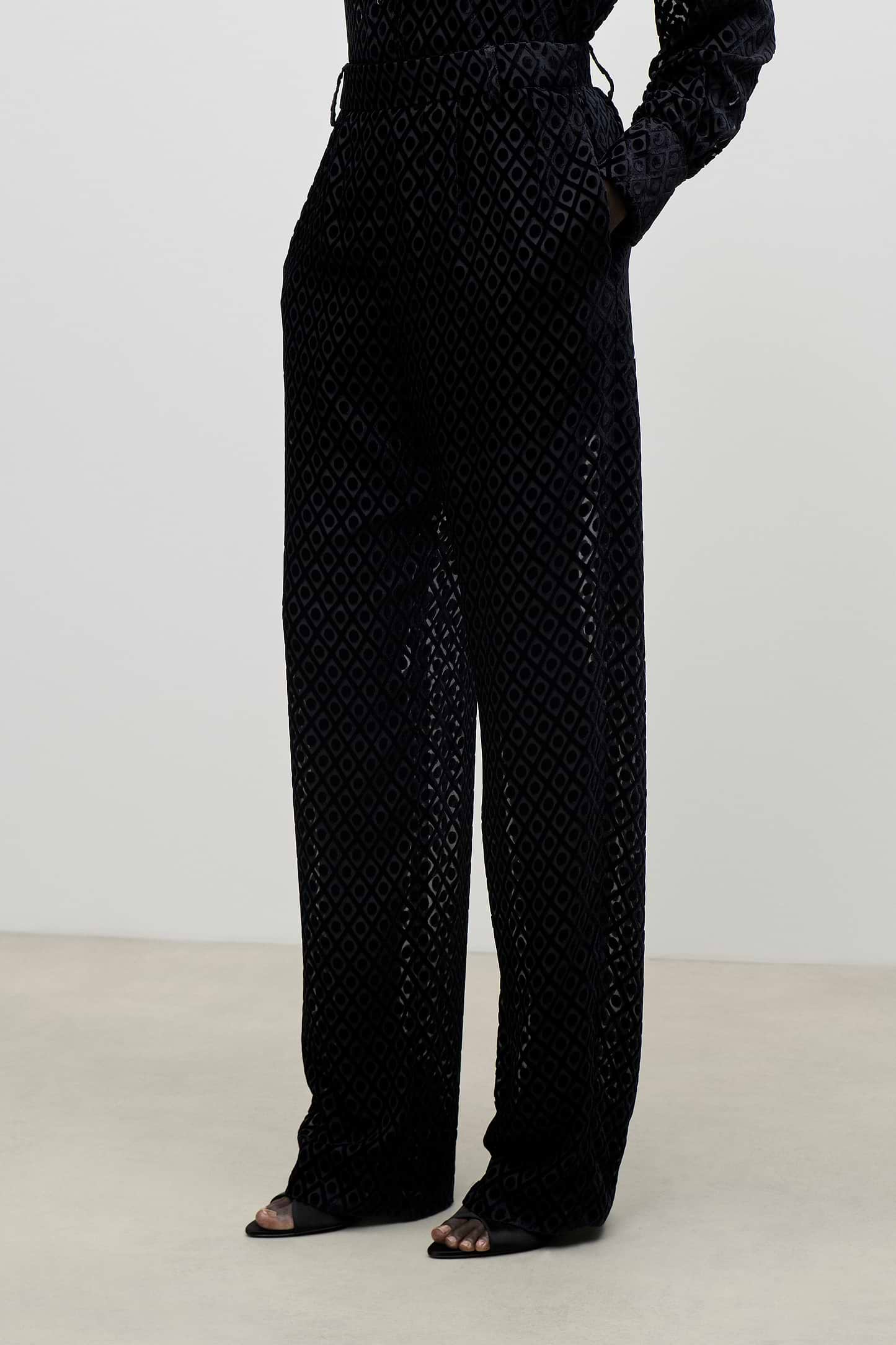 Relaxed Curved Leg Trouser In Black