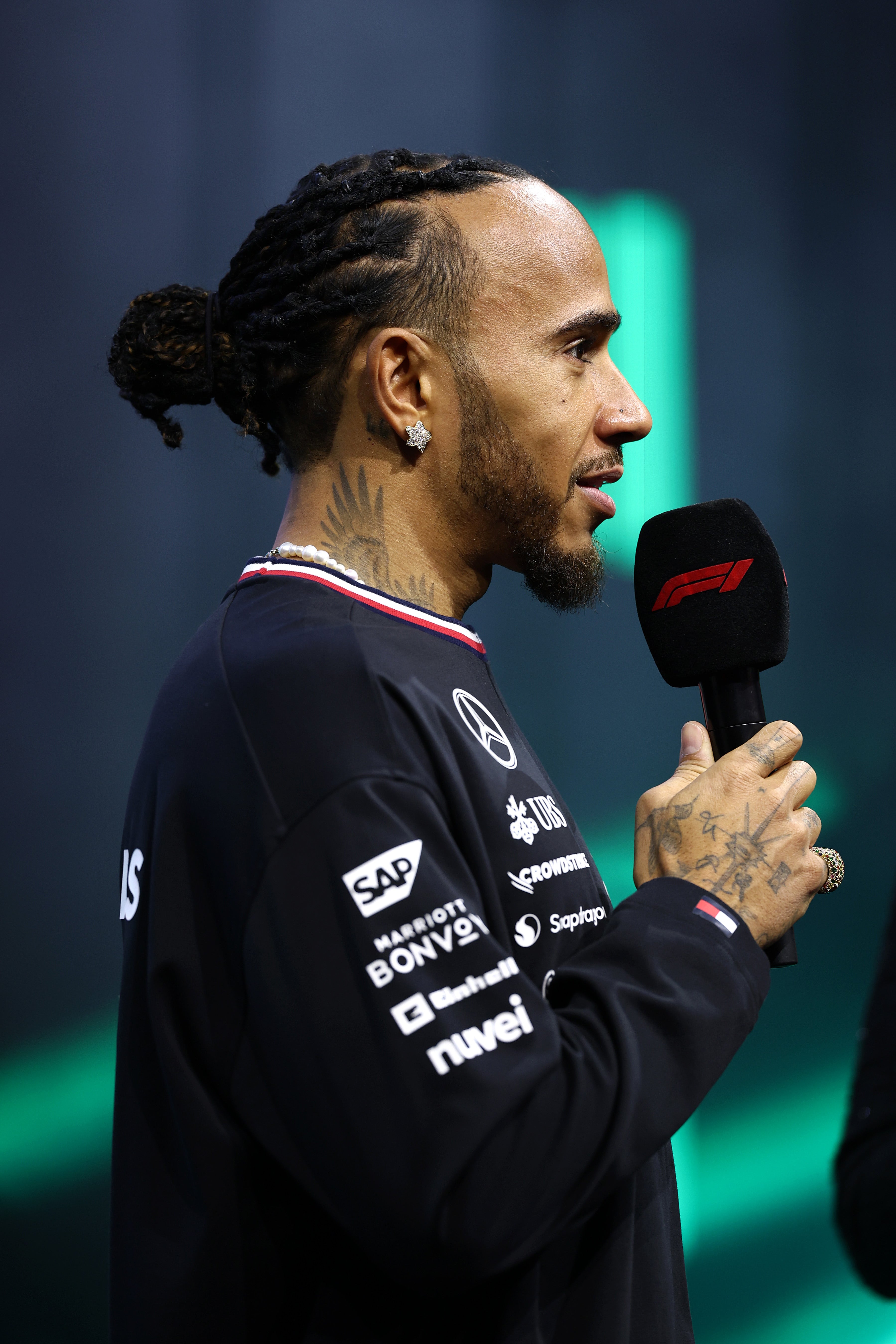 Lewis Hamilton trägt Fabergé vor dem F1 Grand Prix von Las Vegas