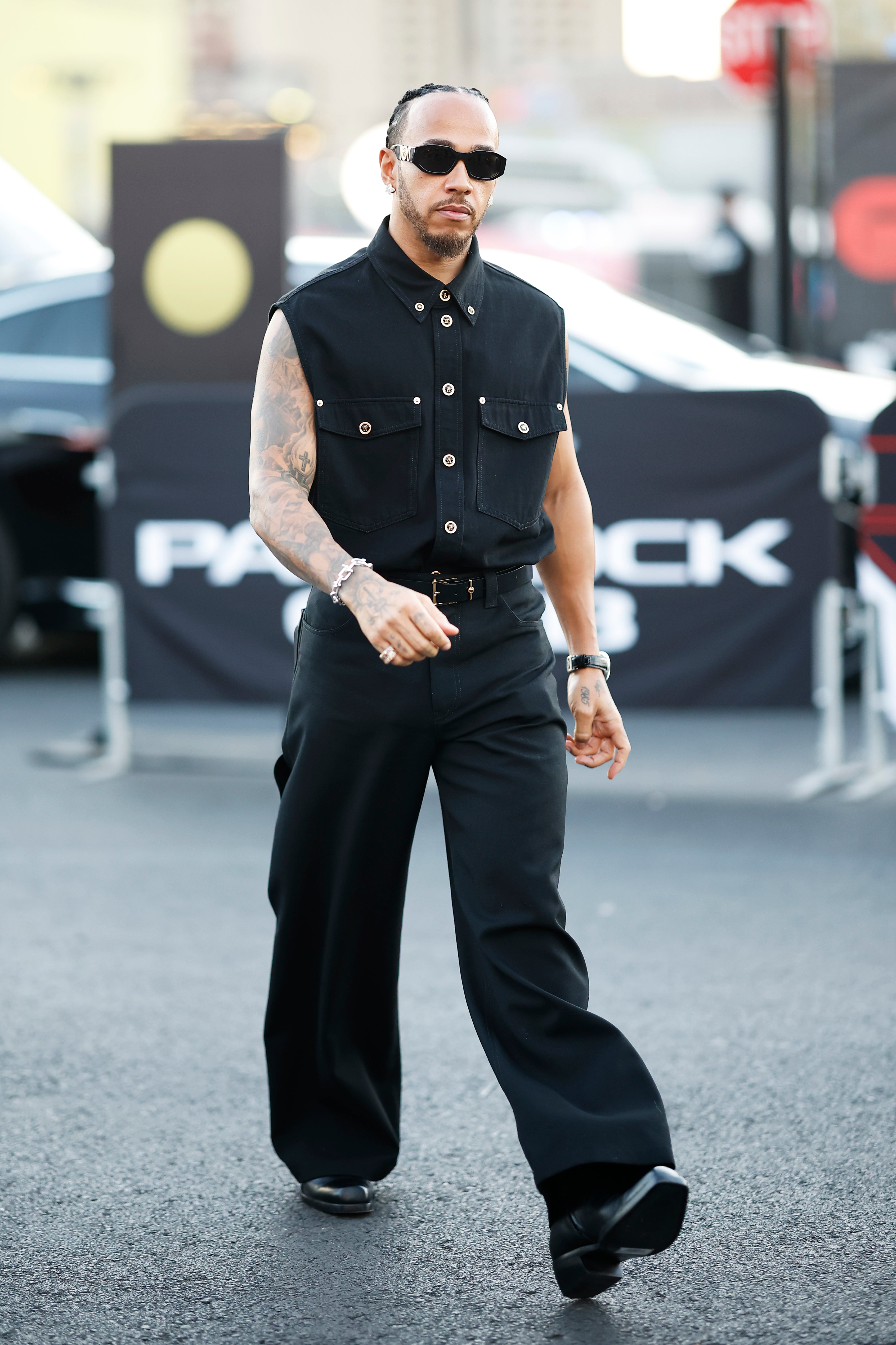 Lewis Hamilton trägt Fabergé vor dem F1 Grand Prix von Las Vegas