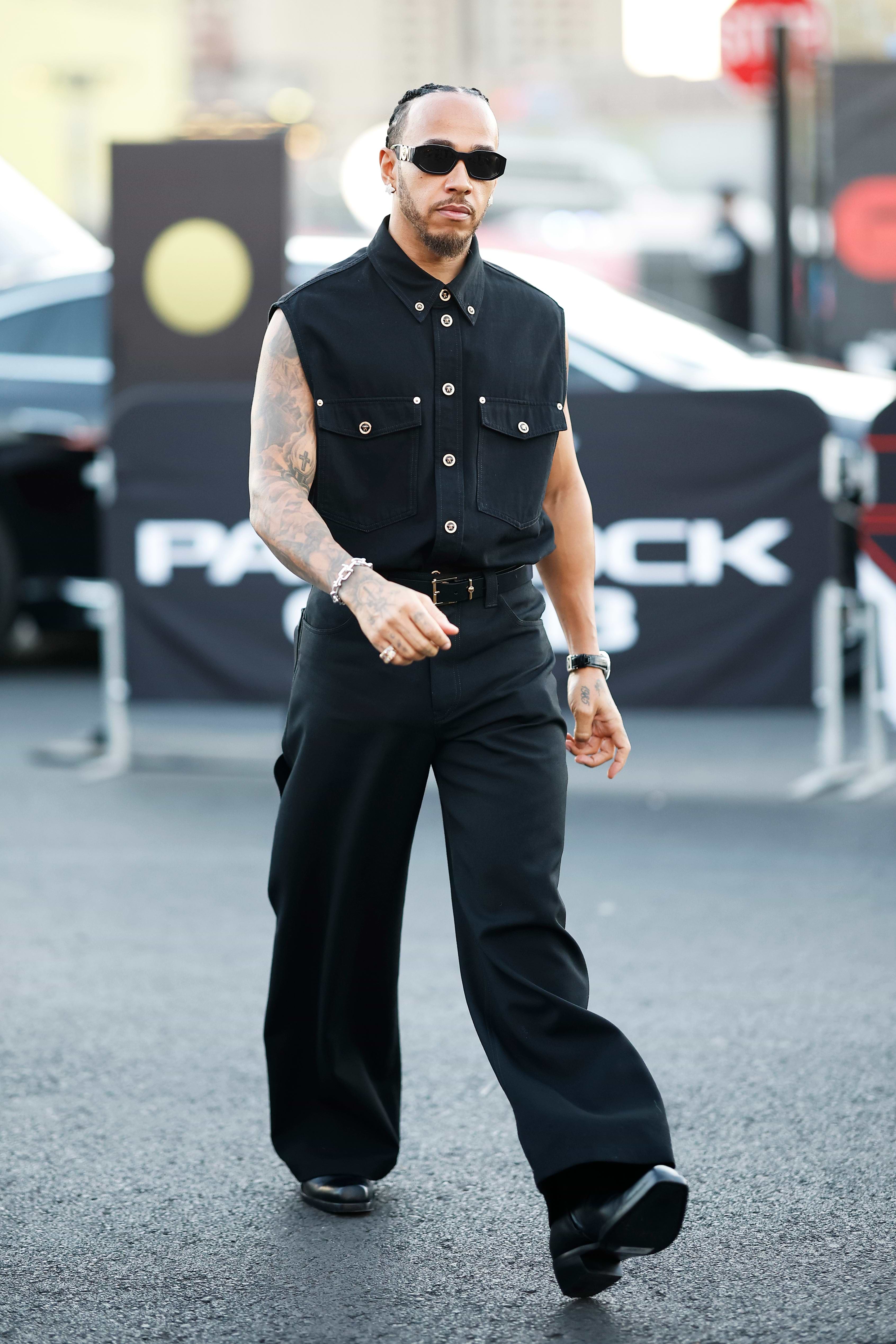 Lewis Hamilton trägt Fabergé vor dem F1 Grand Prix von Las Vegas