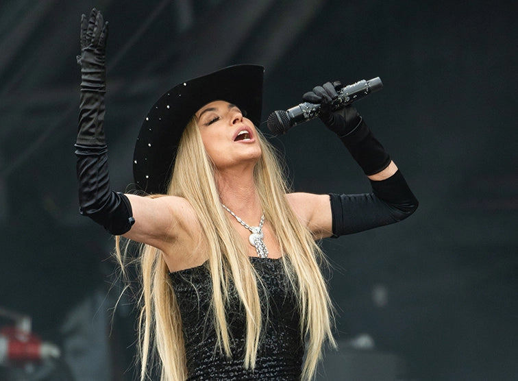 SHANIA TWAIN WEARS FABERGÉ AT GLASTONBURY