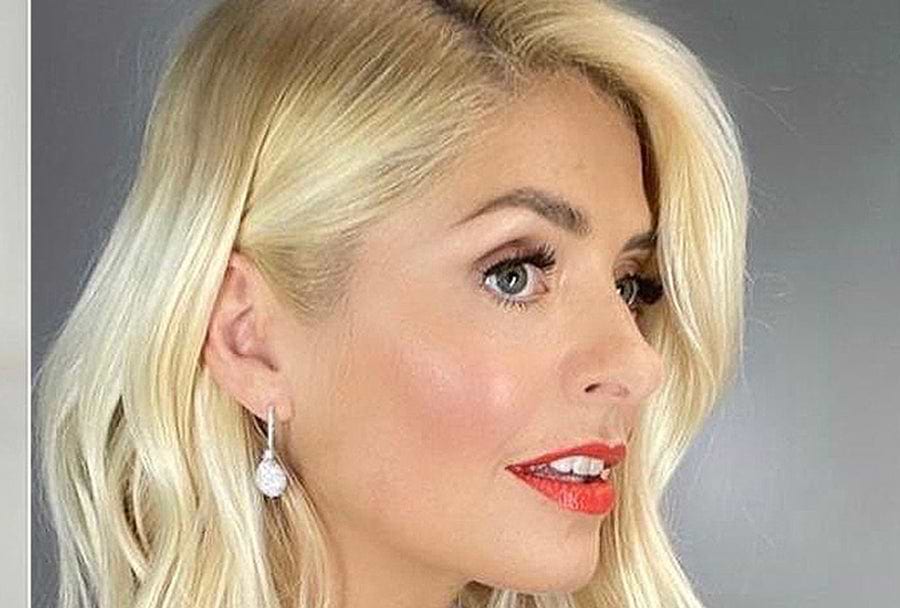 Holly-Willoughby-wearing-Emotion-White-Diamond-Earrings-Dancing-on-Ice-live-results-show-19th-January-2020