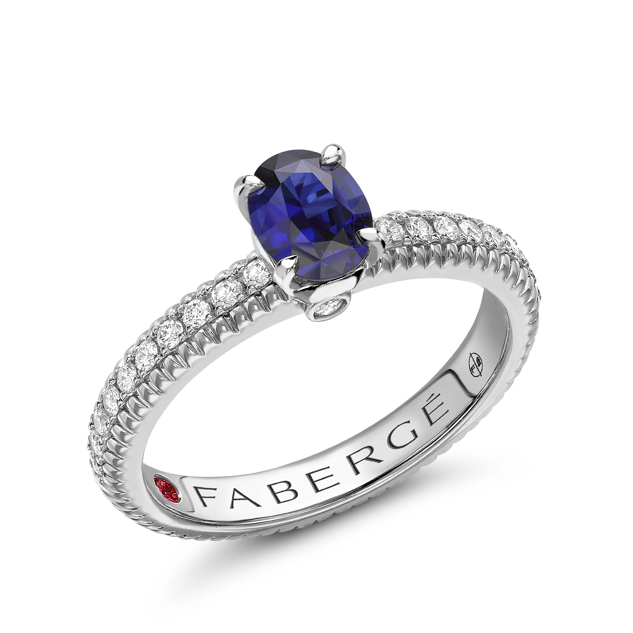 Geriffelter Ring aus Weißgold mit blauem Saphir und diamantbesetzten Schultern I Fabergé