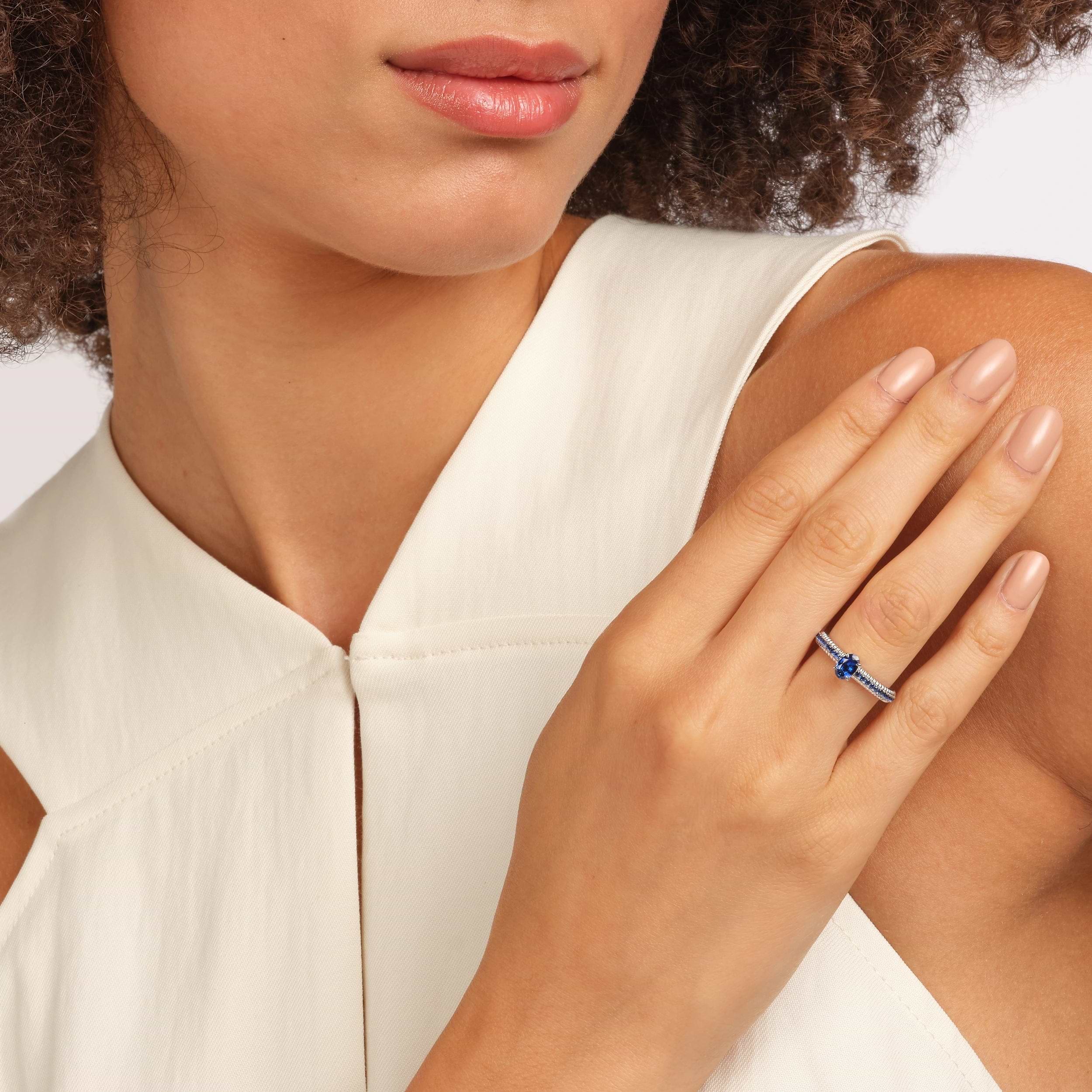 Geriffelter Ring aus Weißgold mit blauem Saphir und saphirbesetzten Schultern I Fabergé 2