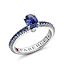 Geriffelter Ring aus Weißgold mit blauem Saphir und saphirbesetzten Schultern I Fabergé
