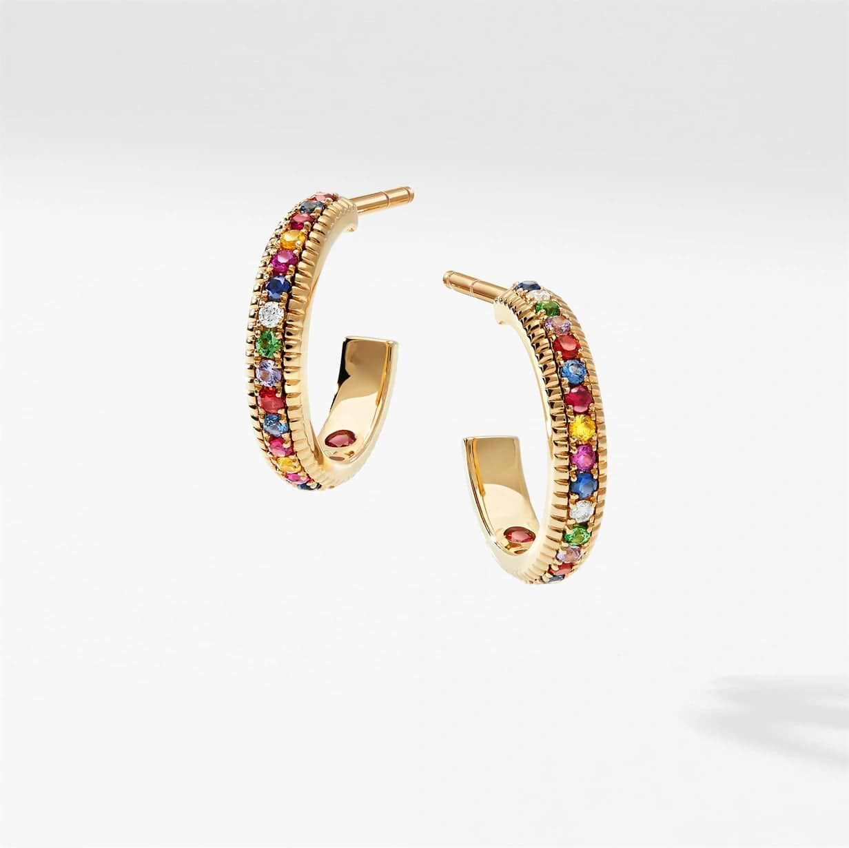 Geriffelte Creolen aus Gelbgold mit mehrfarbigen Edelsteinen | Fabergé 2