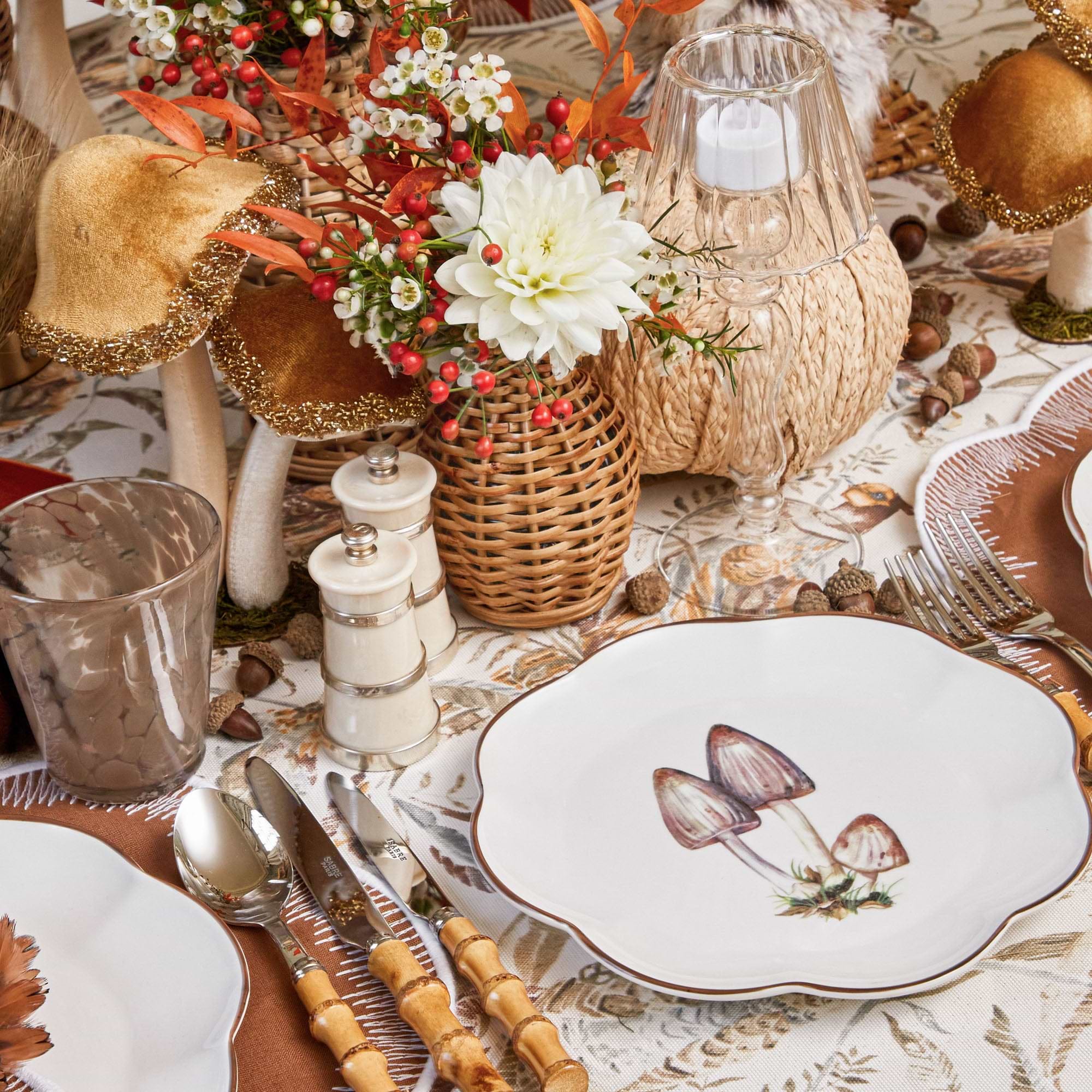 Make a statement with the scalloped edges and timeless design of the Scalloped Mushroom Starter Plates (Set of 28).