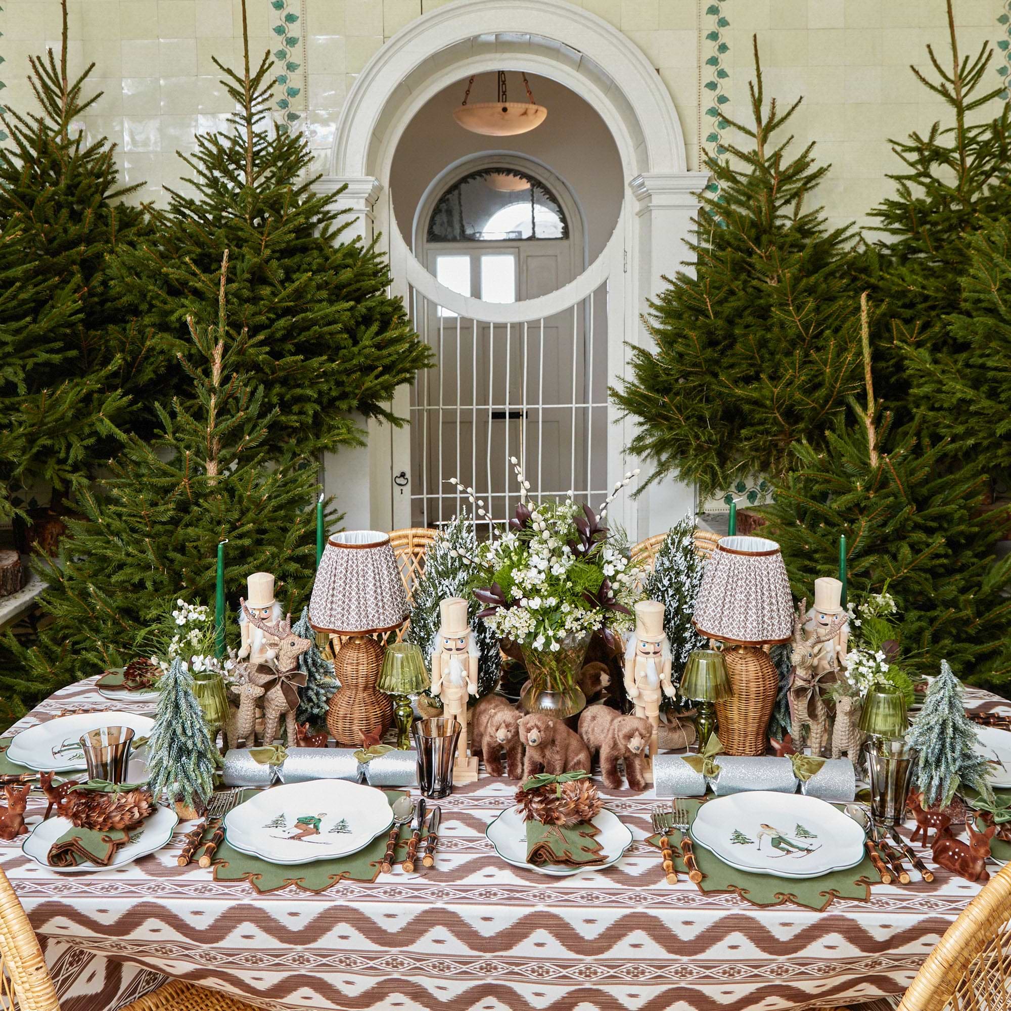 Bring the beauty of nature to your dining table with this elegant placemat and napkin set.