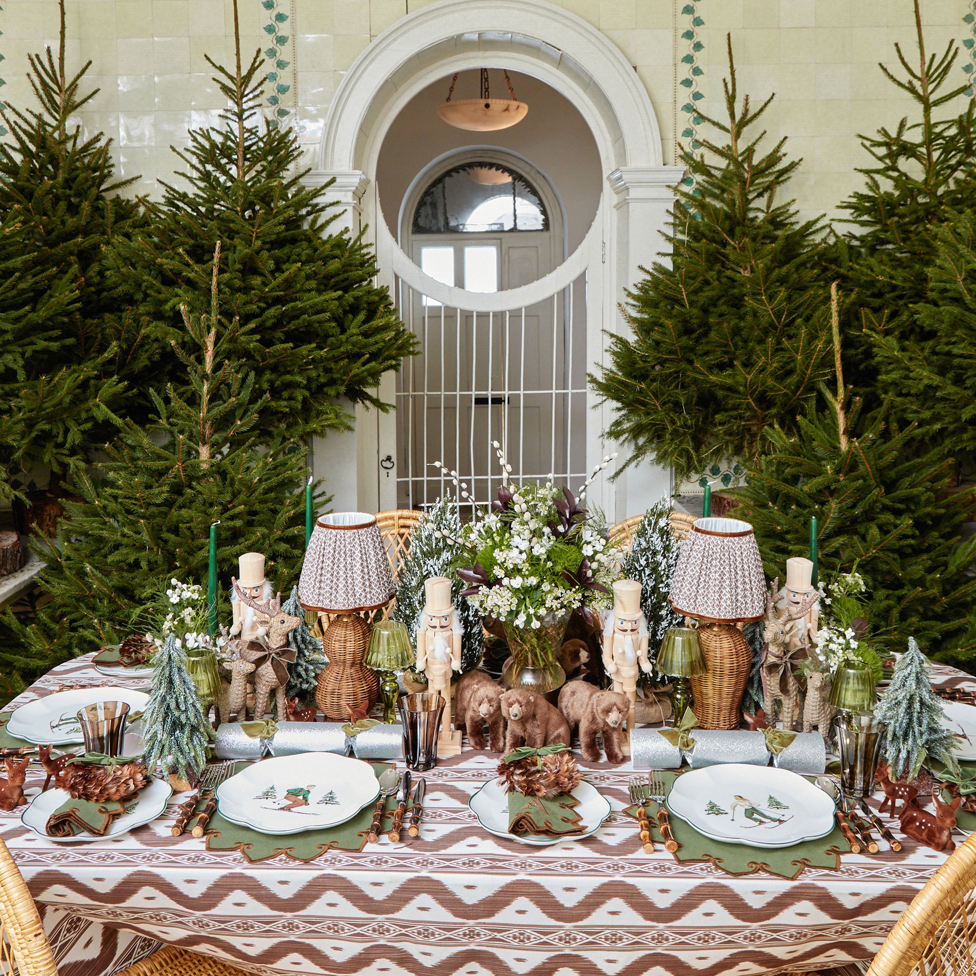 Bring the beauty of nature to your dining table with this elegant placemat and napkin set.
