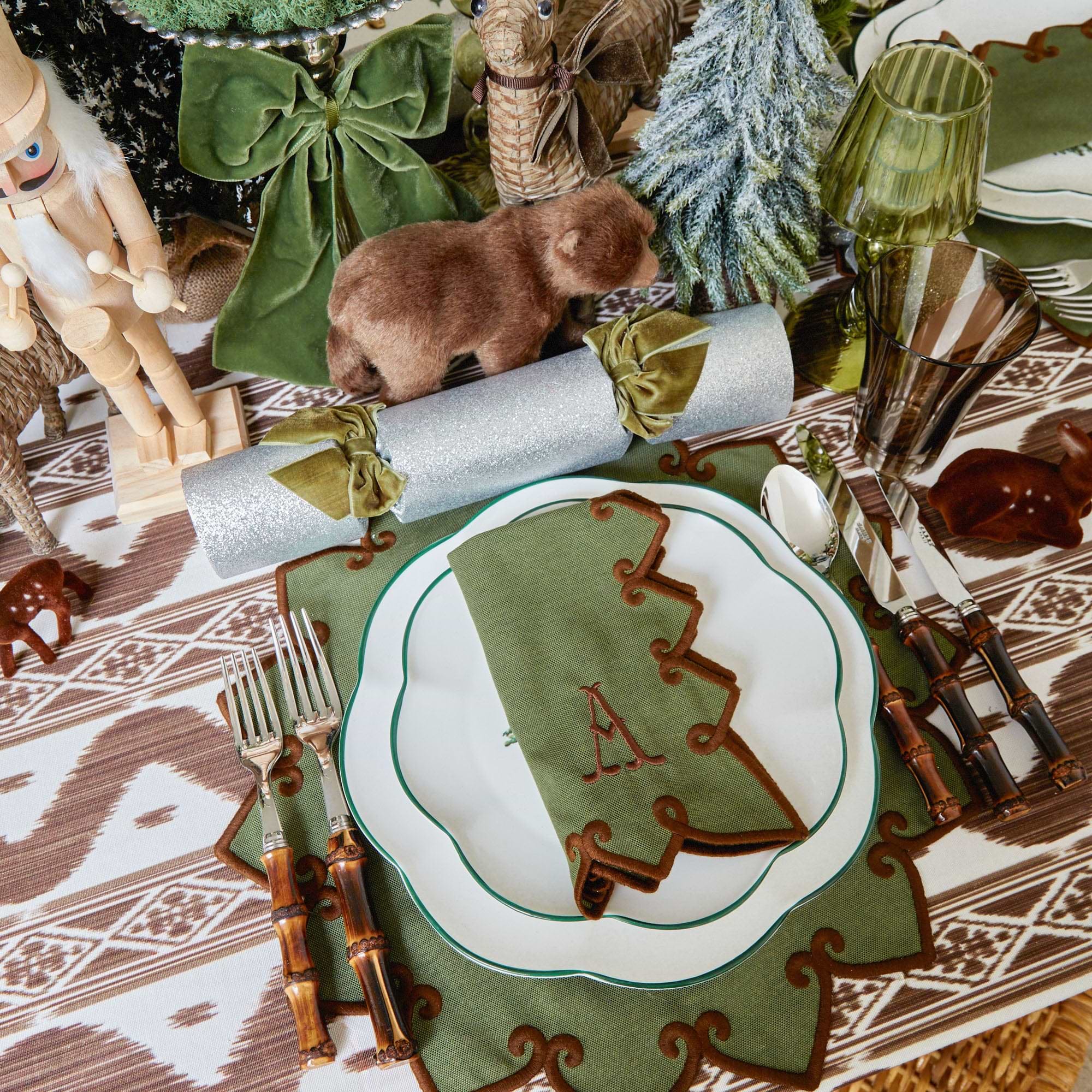 Elevate your dining decor with the perfect combination of style and tranquility.