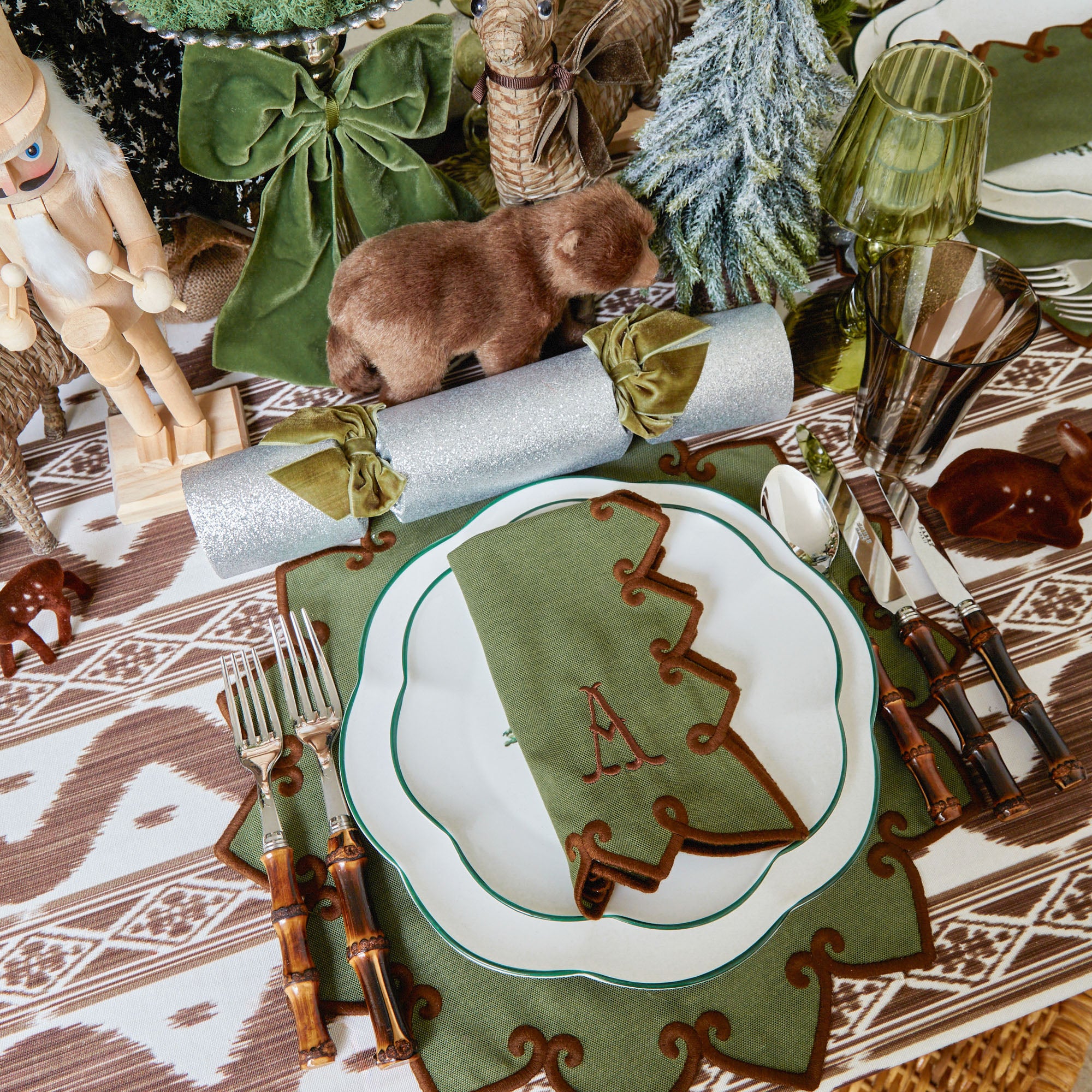 Elevate your dining decor with the perfect combination of style and tranquility.