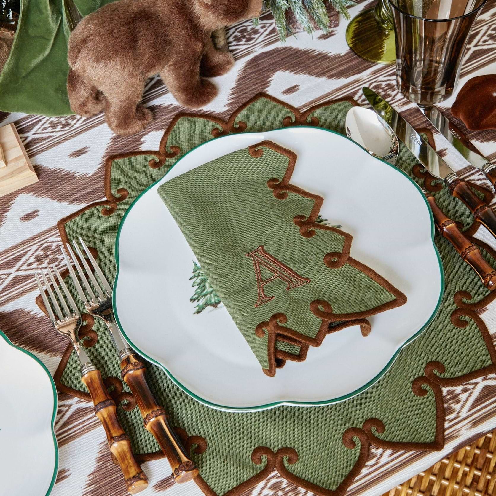 Set the stage for a cozy and memorable dining experience with this versatile set.