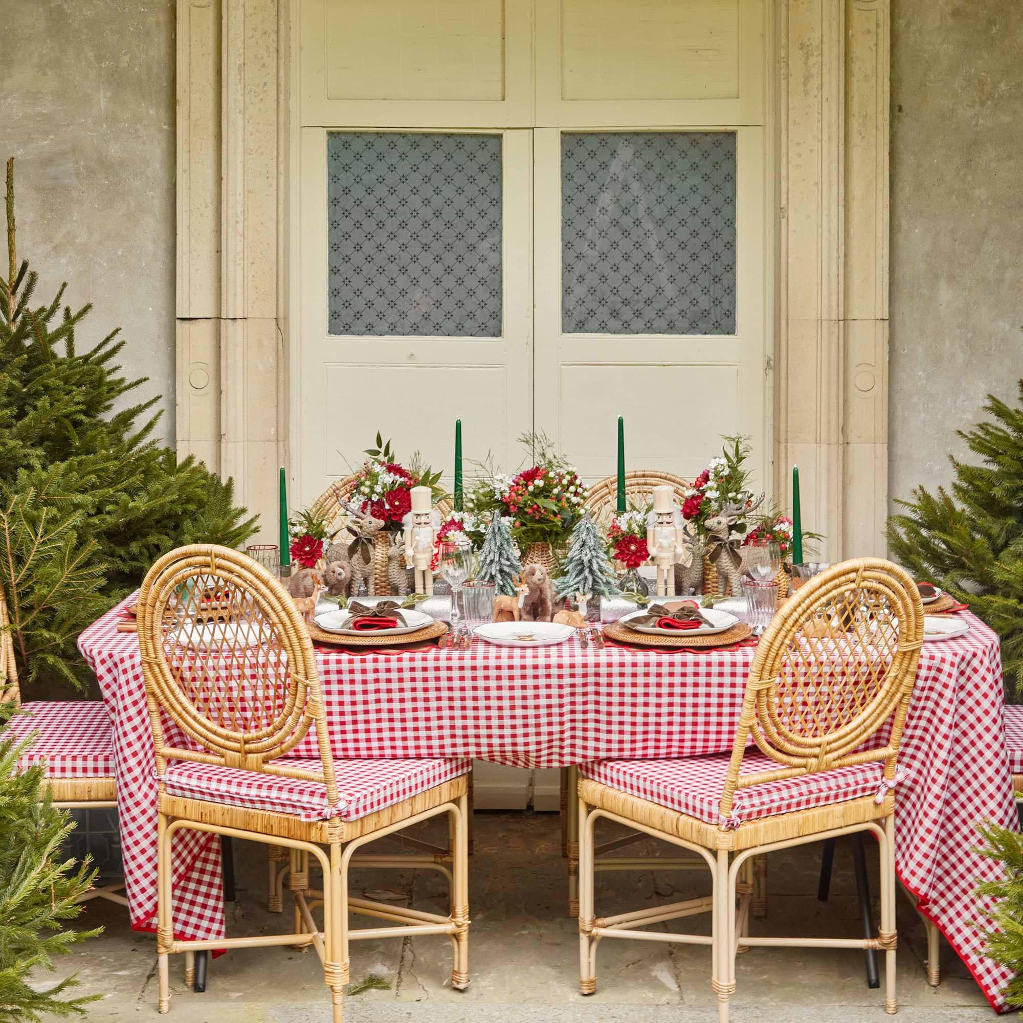 Turn your dining moments into a personalized affair with the Personalizable Chocolate Napkin Bow, designed to bring a sense of personalization and the comforting chocolate brown color to your dining decor.