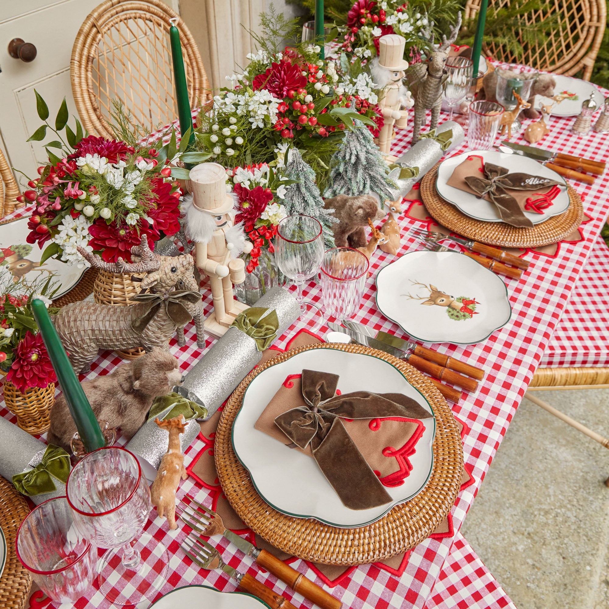 Impress your guests with the delightful charm of the Personalizable Chocolate Napkin Bow, an accessory that adds a touch of personalization and a dose of rich chocolate brown to any dining occasion.