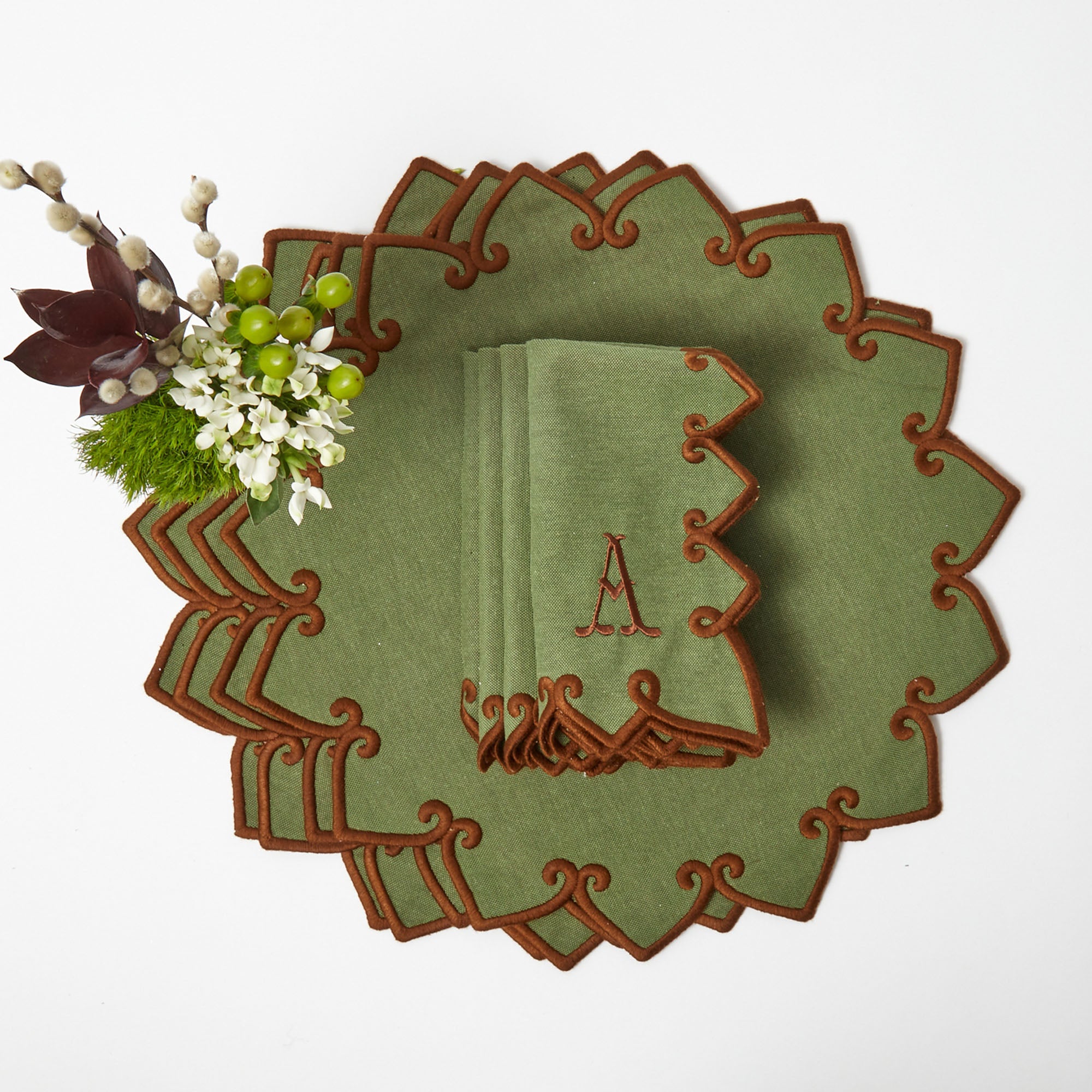 Elevate your dining experience with the charming hues of this placemat and napkin set.