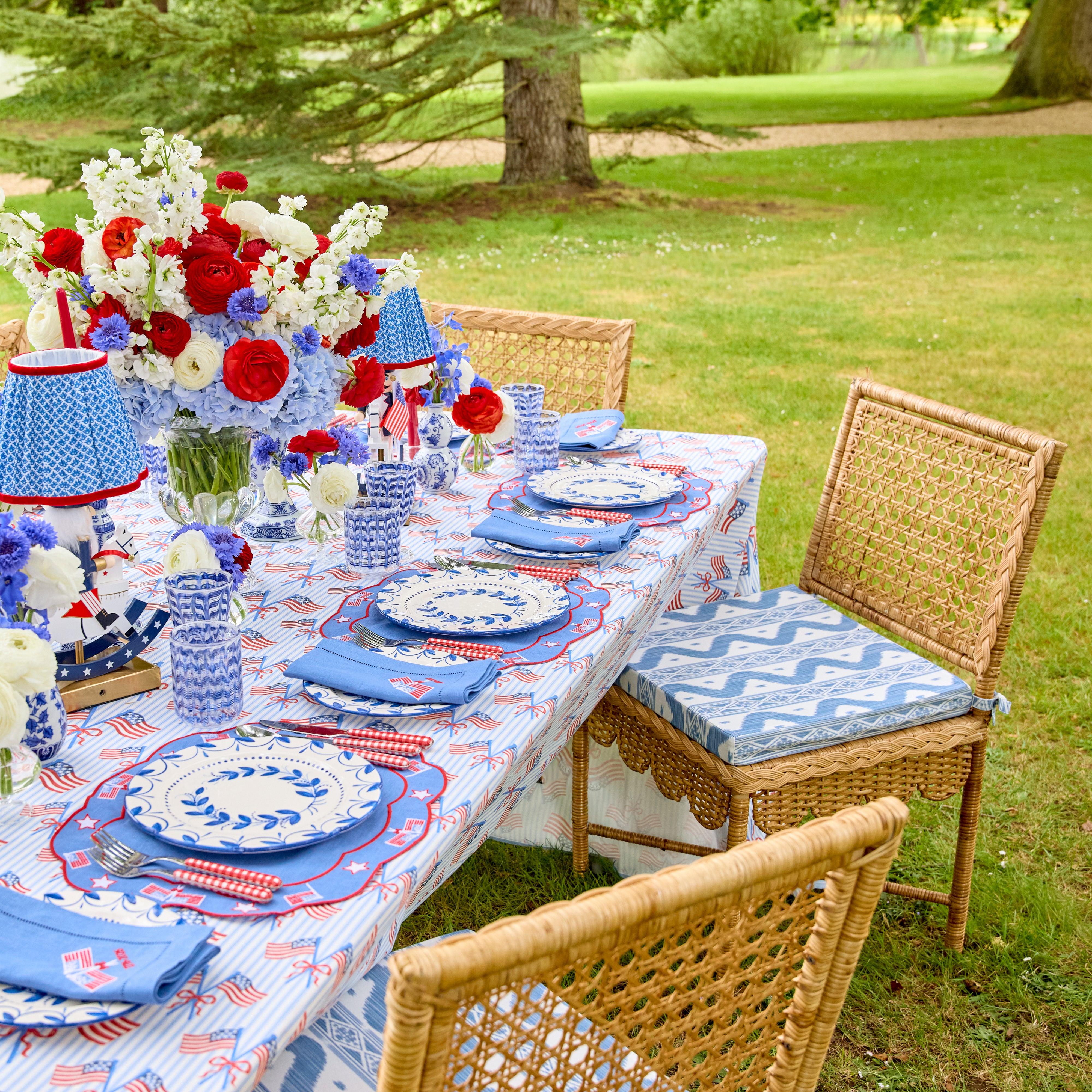 The Art of e Quaintance　Blue Elizabeth Blue Garland Dinner Plates (Set of 4)