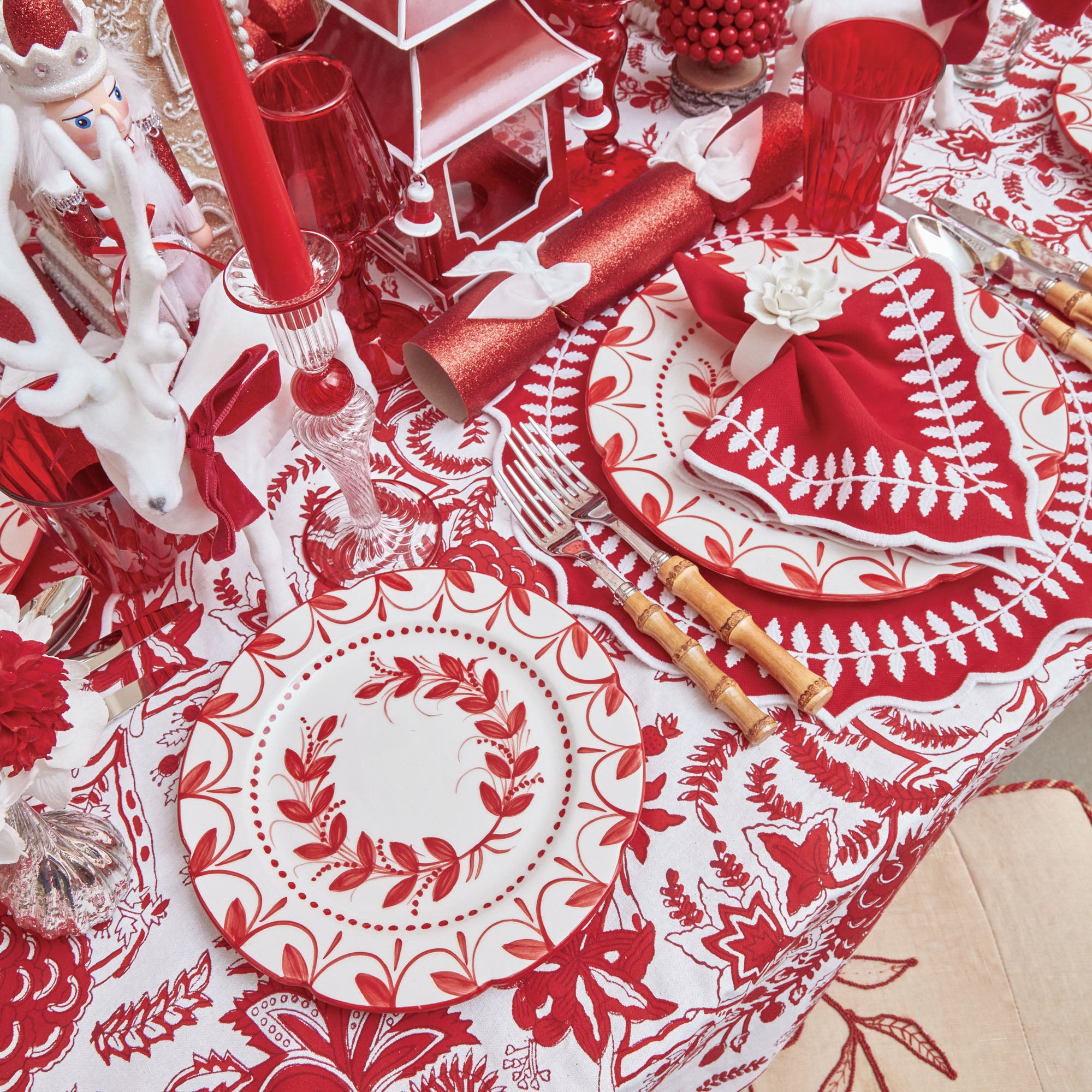 Embark on a holiday culinary journey with the Elizabeth Red Garland Starter Plate, an elegant and delightful plate adorned with classic Christmas garlands.