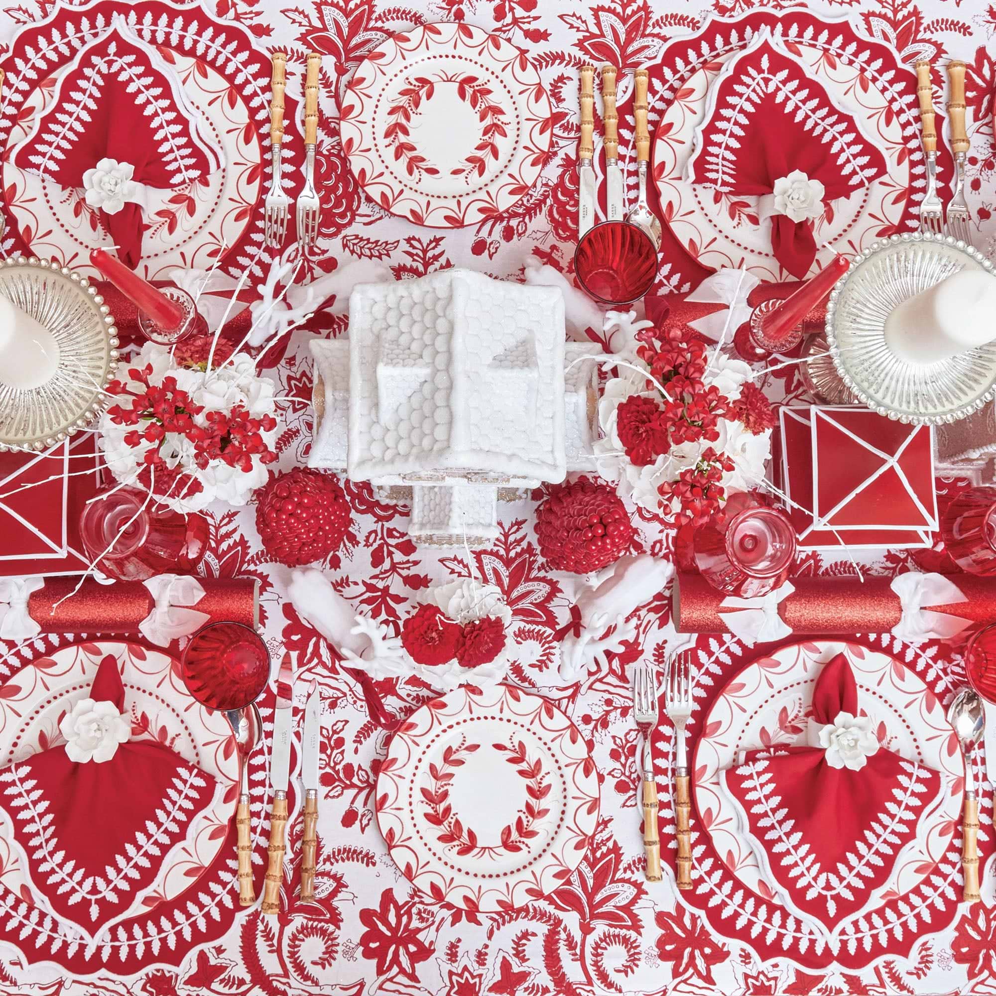 Add a touch of holiday enchantment to your dining settings with the Elizabeth Red Garland Starter Plate, perfect for infusing your meals with the festive and elegant charm of the season.