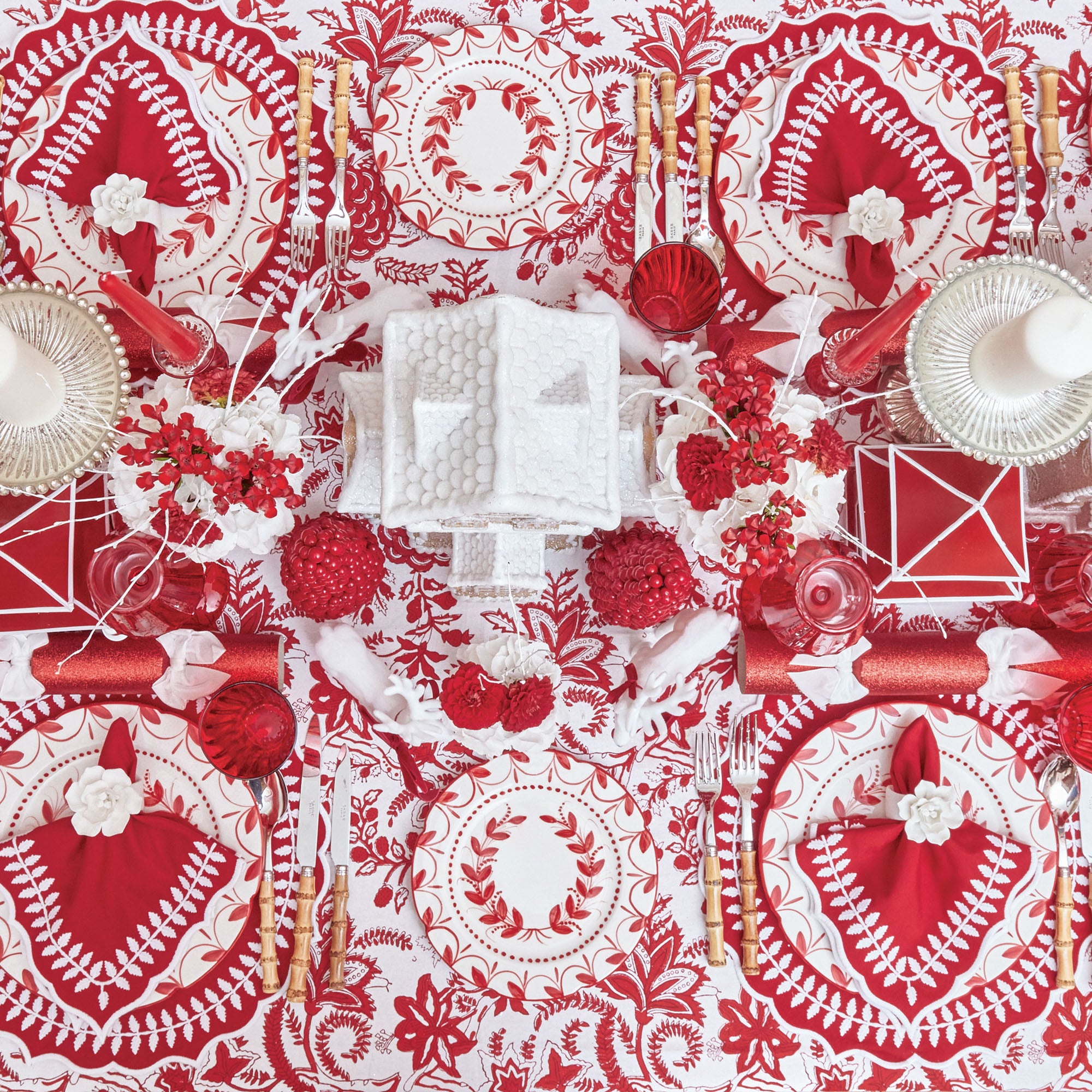 Add a touch of holiday enchantment to your dining settings with the Elizabeth Red Garland Starter Plate, perfect for infusing your meals with the festive and elegant charm of the season.
