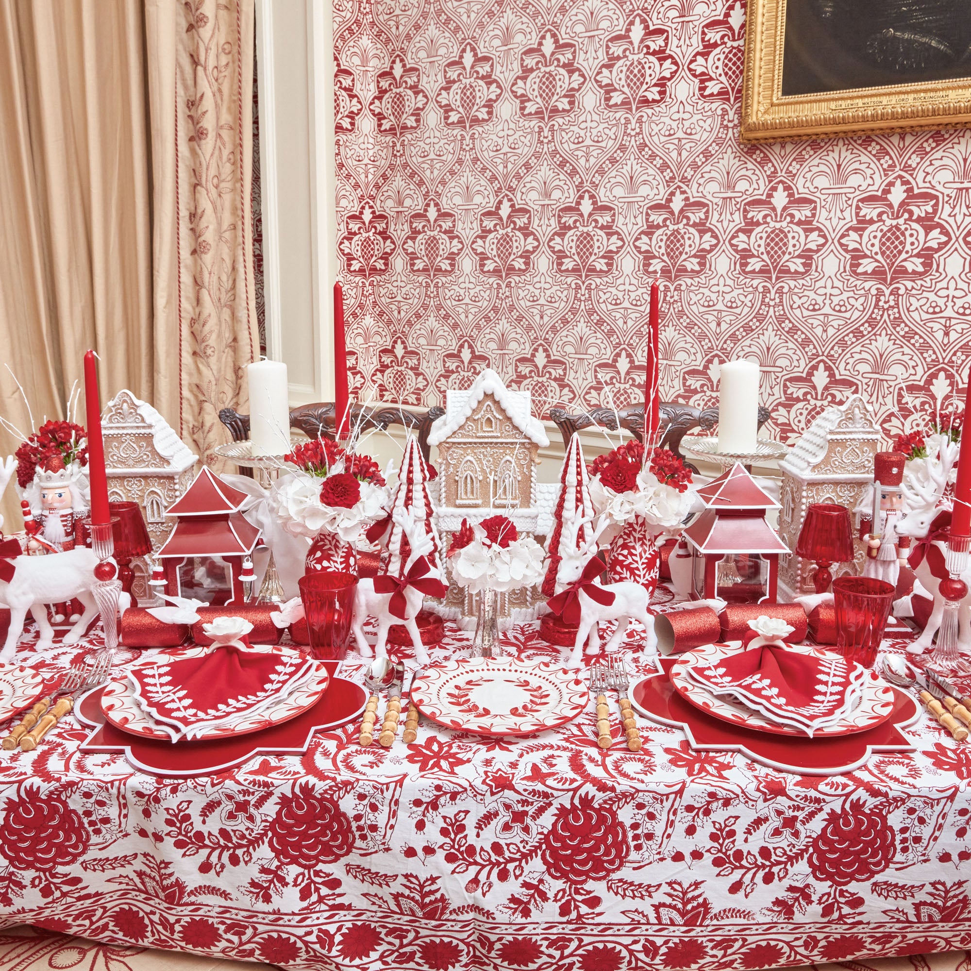 Create a magical dining atmosphere with the Elizabeth Red Garland Starter Plate, a charming plate adorned with Christmas garlands that captures the joy and elegance of the season.