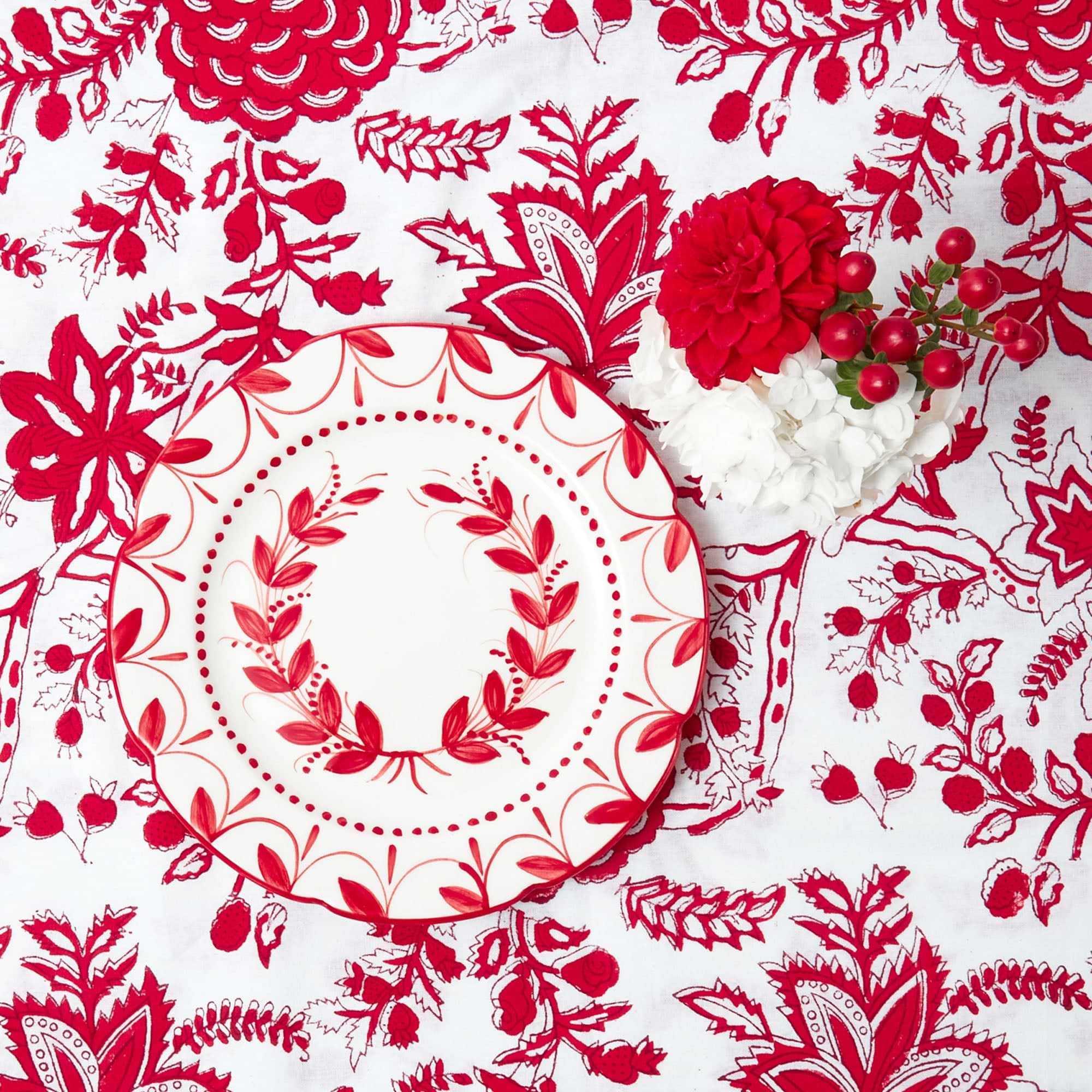 Impress your guests with the graceful charm of the Elizabeth Red Garland Starter Plate, a plate that combines elegance with the festive spirit of Christmas.