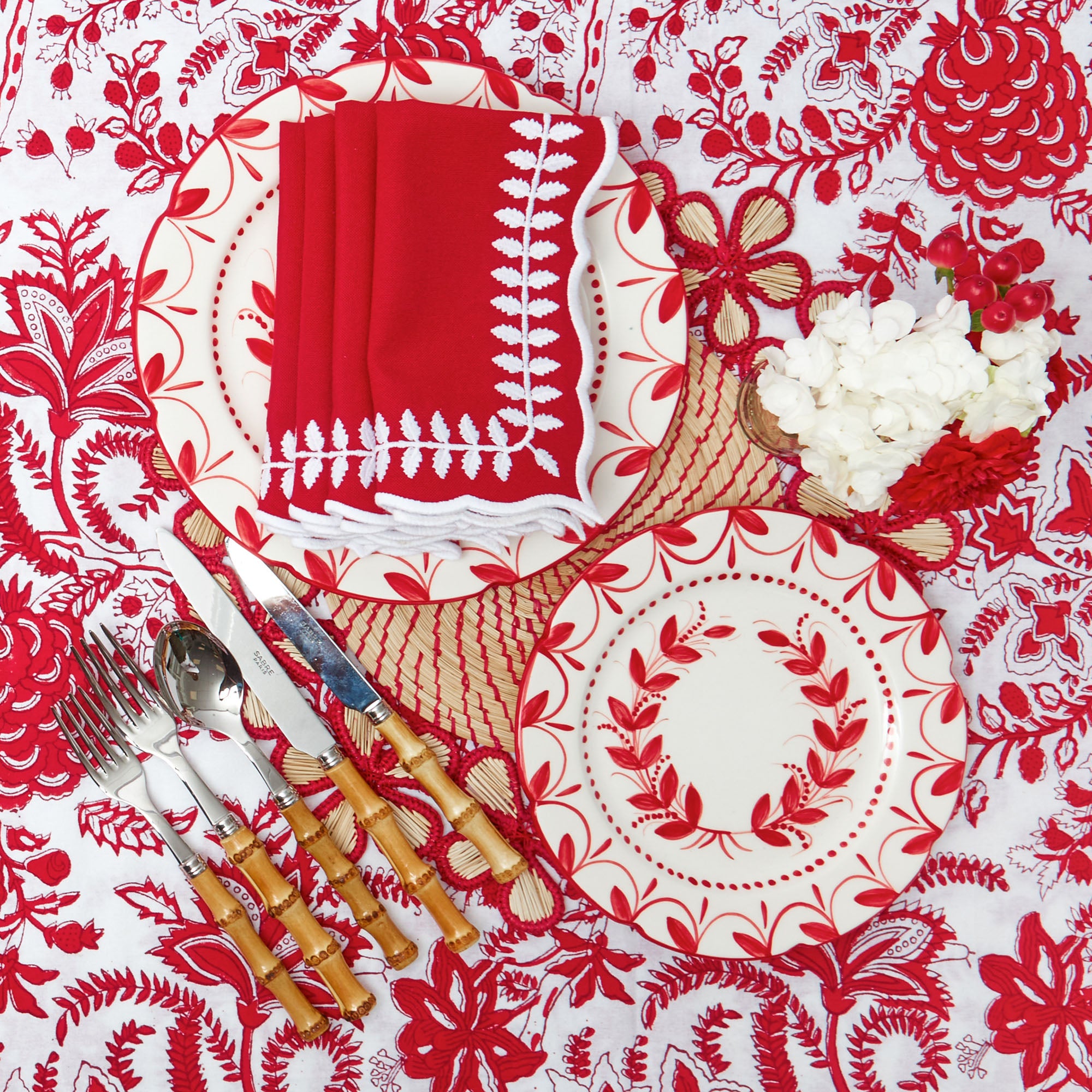 Make your holiday dining occasions extra special with the Elizabeth Red Garland Starter Plate, an elegant plate that embodies the spirit of Christmas and sets the stage for a festive meal.