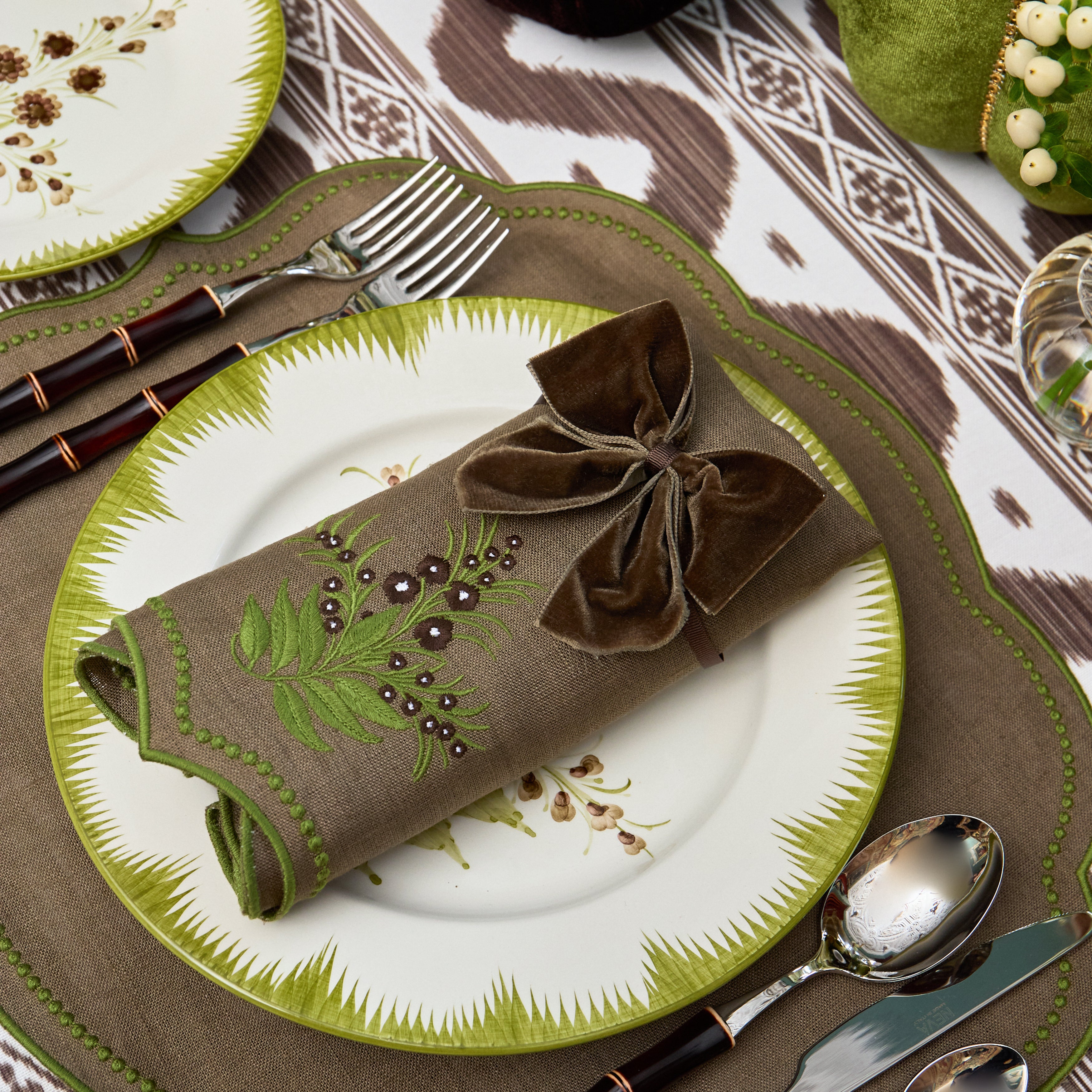 Walnut & Green Eloise Linen Placemats & Araminta Napkins (Set of 8)