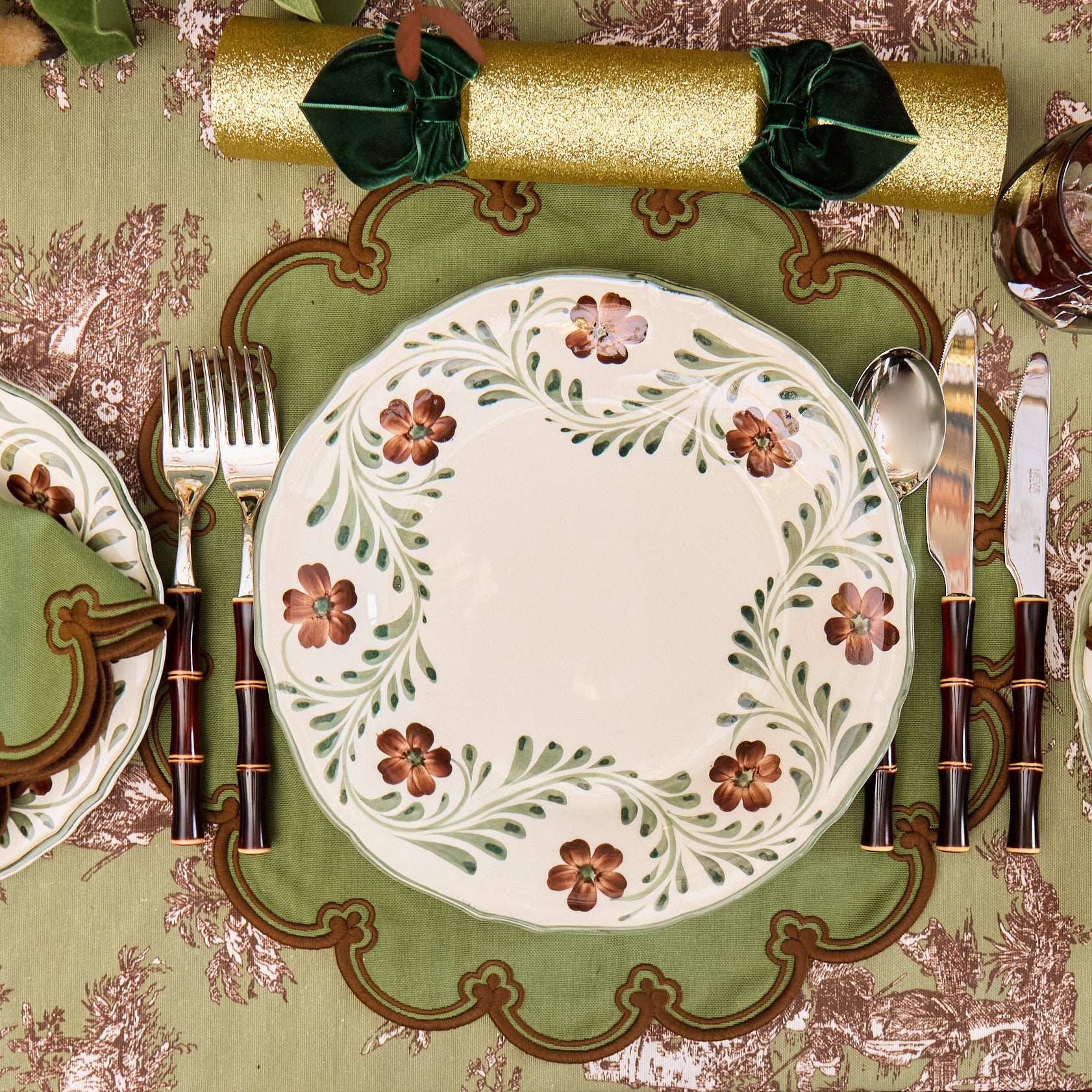 Green Alpine Floral Garland Starter Plate